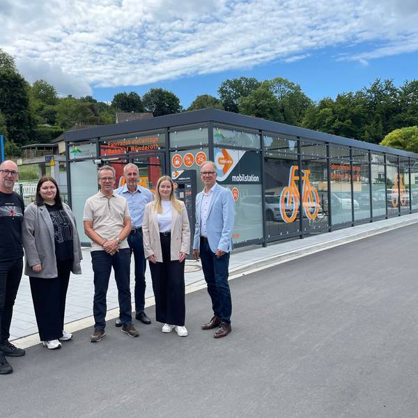 Zur Einweihung der Mobilstation in Engelskirchen-Ründeroth kamen am Mittwoch Vertreterinnen und Vertreter der Gemeinde ebenso wie von Go.Rheinland, dem früheren Zweckverband Nahverkehr.