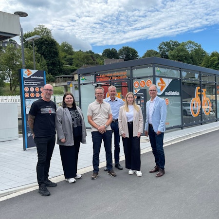 Zur Einweihung der Mobilstation in Engelskirchen-Ründeroth kamen am Mittwoch Vertreterinnen und Vertreter der Gemeinde ebenso wie von Go.Rheinland, dem früheren Zweckverband Nahverkehr.