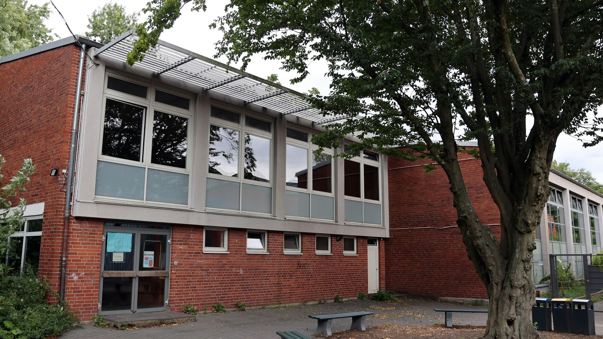 Eine zweigeschossige Turnhalle.
