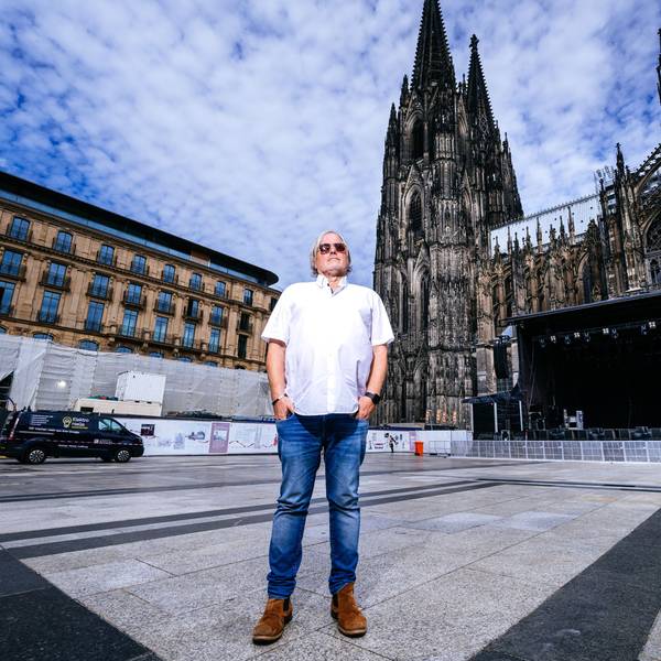 Veranstalter Ernst-Ludwig Hartz vor der Bühne auf dem Roncalliplatz
