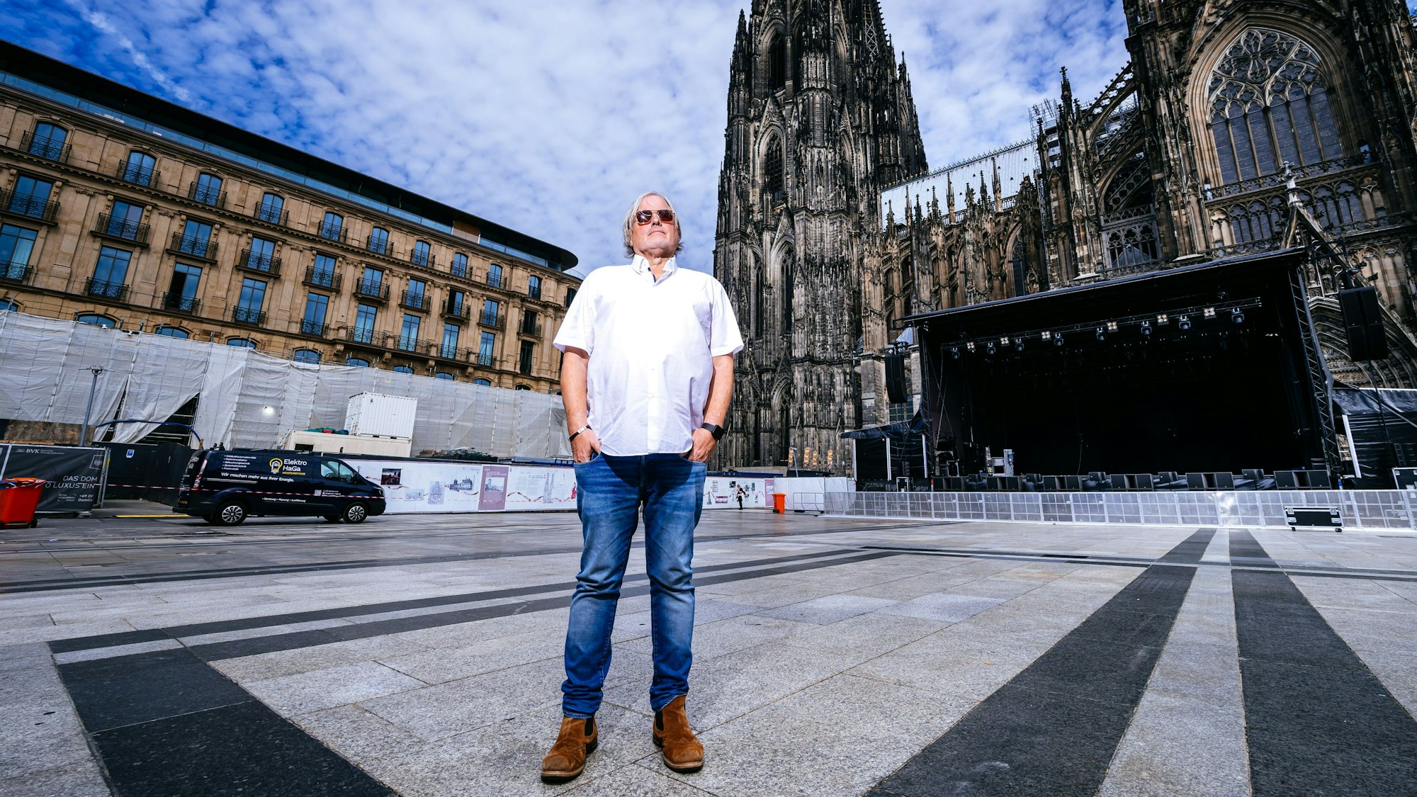 Veranstalter Ernst-Ludwig Hartz vor der Bühne auf dem Roncalliplatz