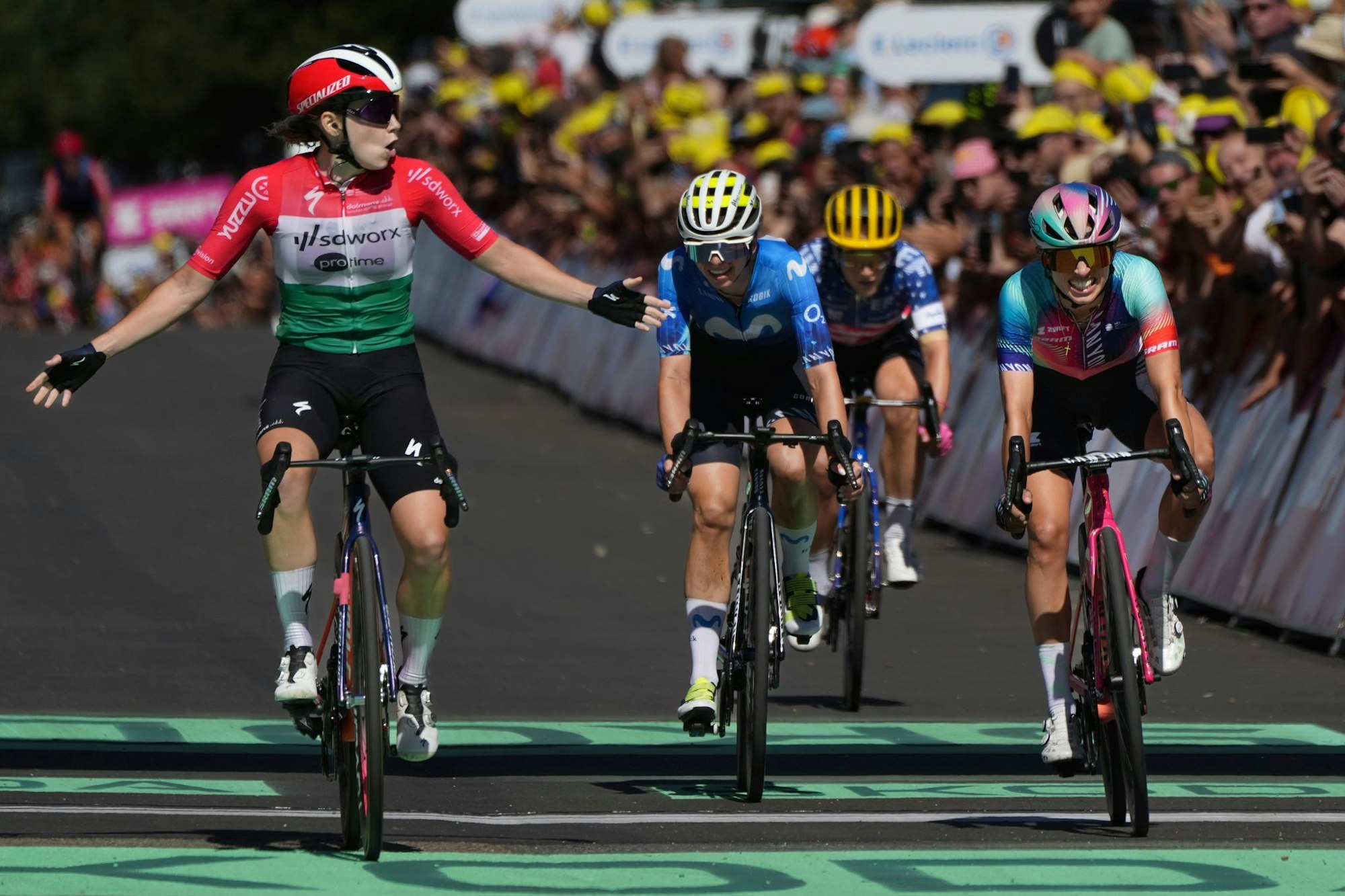 Radsportlerinnen um die Deutsche Liane Lippert (2.v.l) bei der Tour de France.