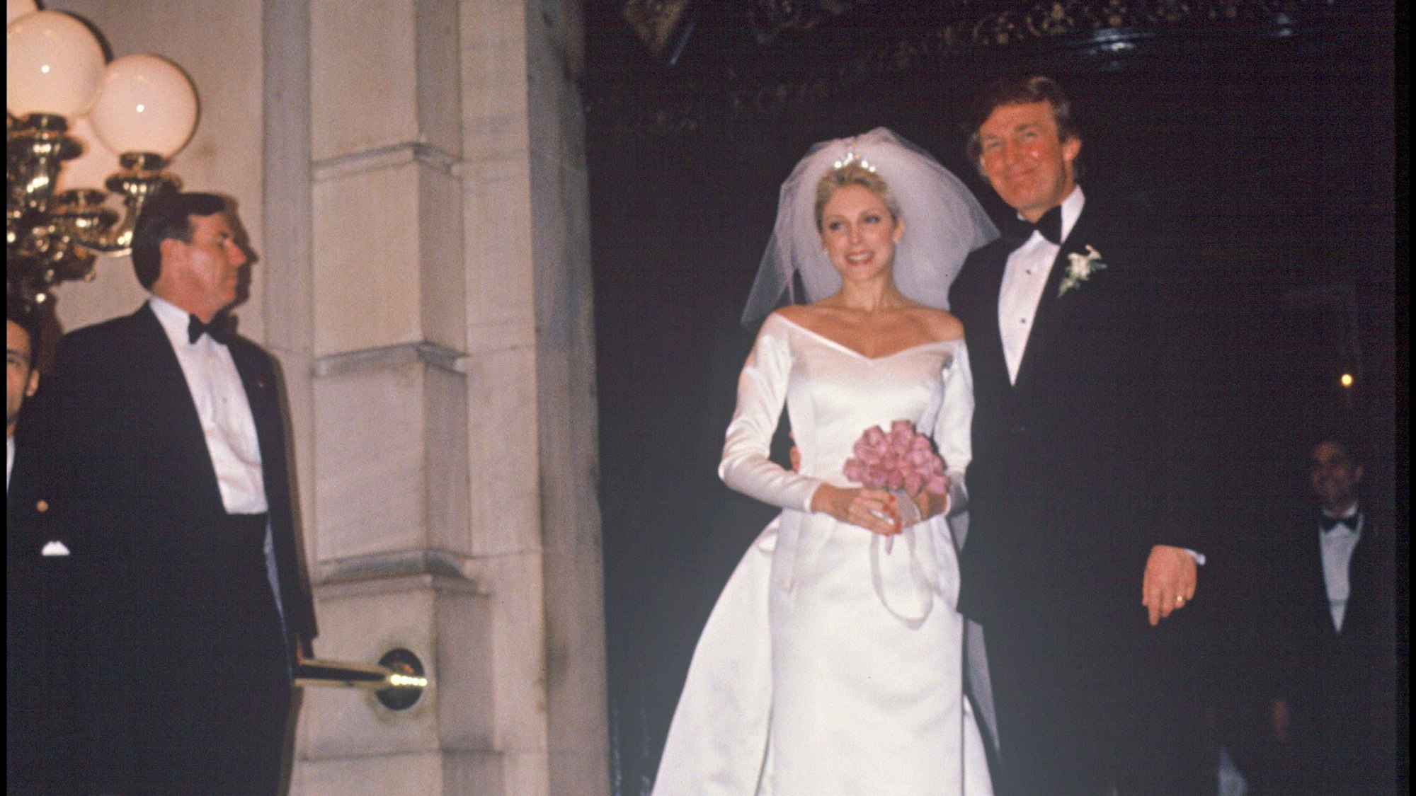 Marla Maples und Donald Trump am Tag der Hochzeit im Jahr 1993. (Archivbild) Auf anderen Fotos von der Feier ist unter anderem Jeffrey Epstein zu sehen.