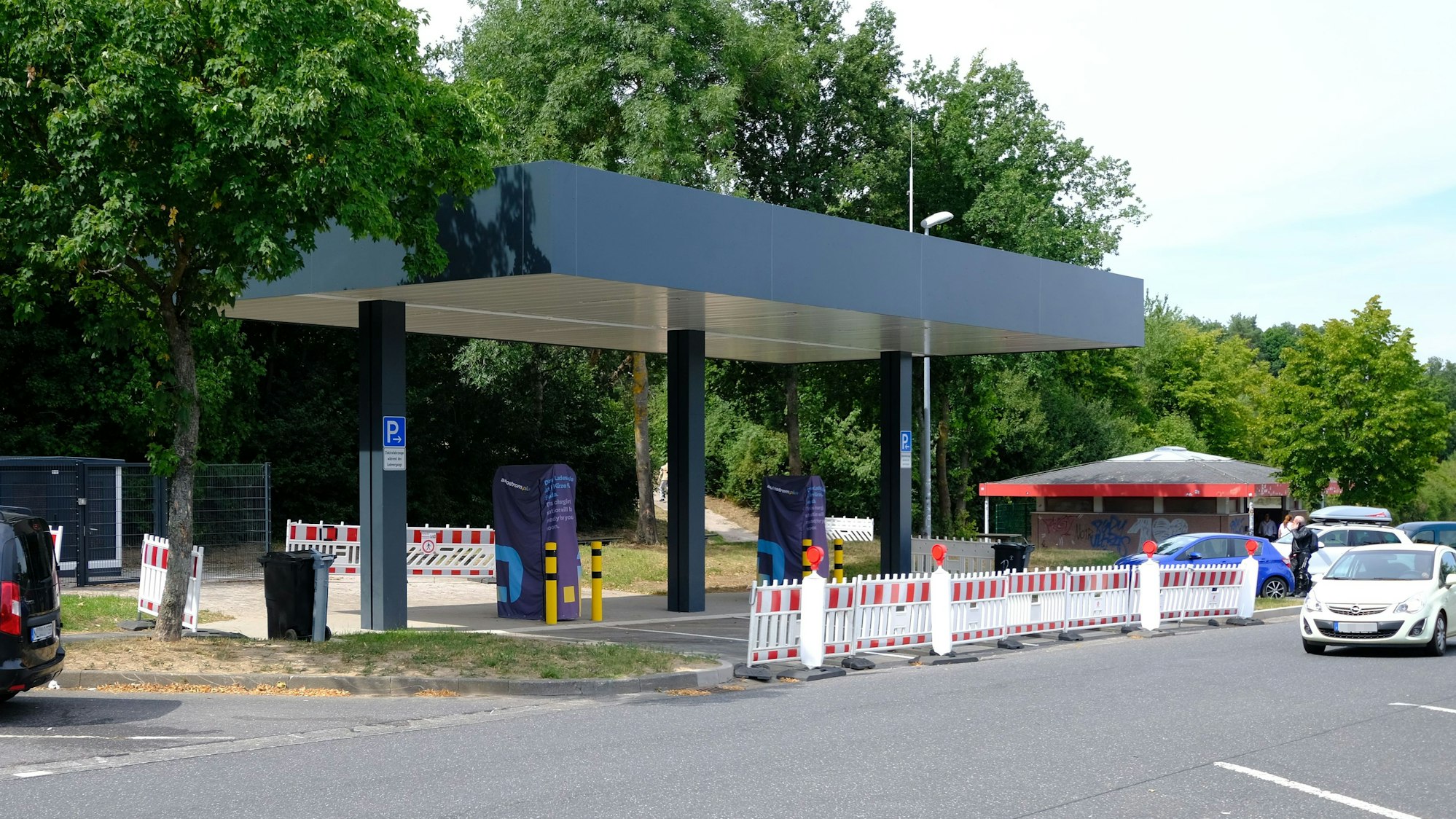 Schnellladepark am Rastplatz Grüner Winkel West - die Zufahrt zu den Ladesäulen ist mit Absperrbaken versperrt.