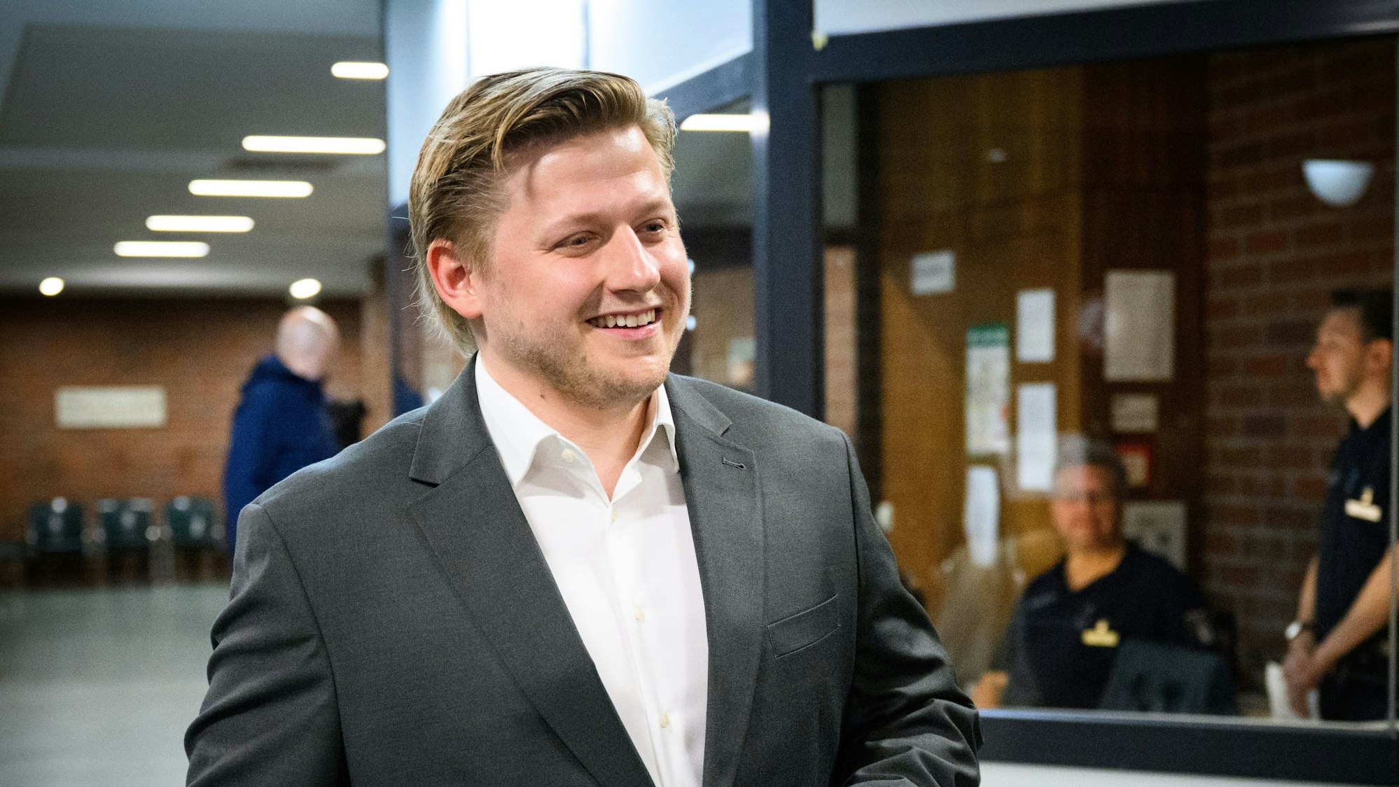Comedian und Satiriker Sebastian Hotz alias El Hotzo kommt zum Prozess gegen ihn vor dem Amtsgericht Tiergarten.
