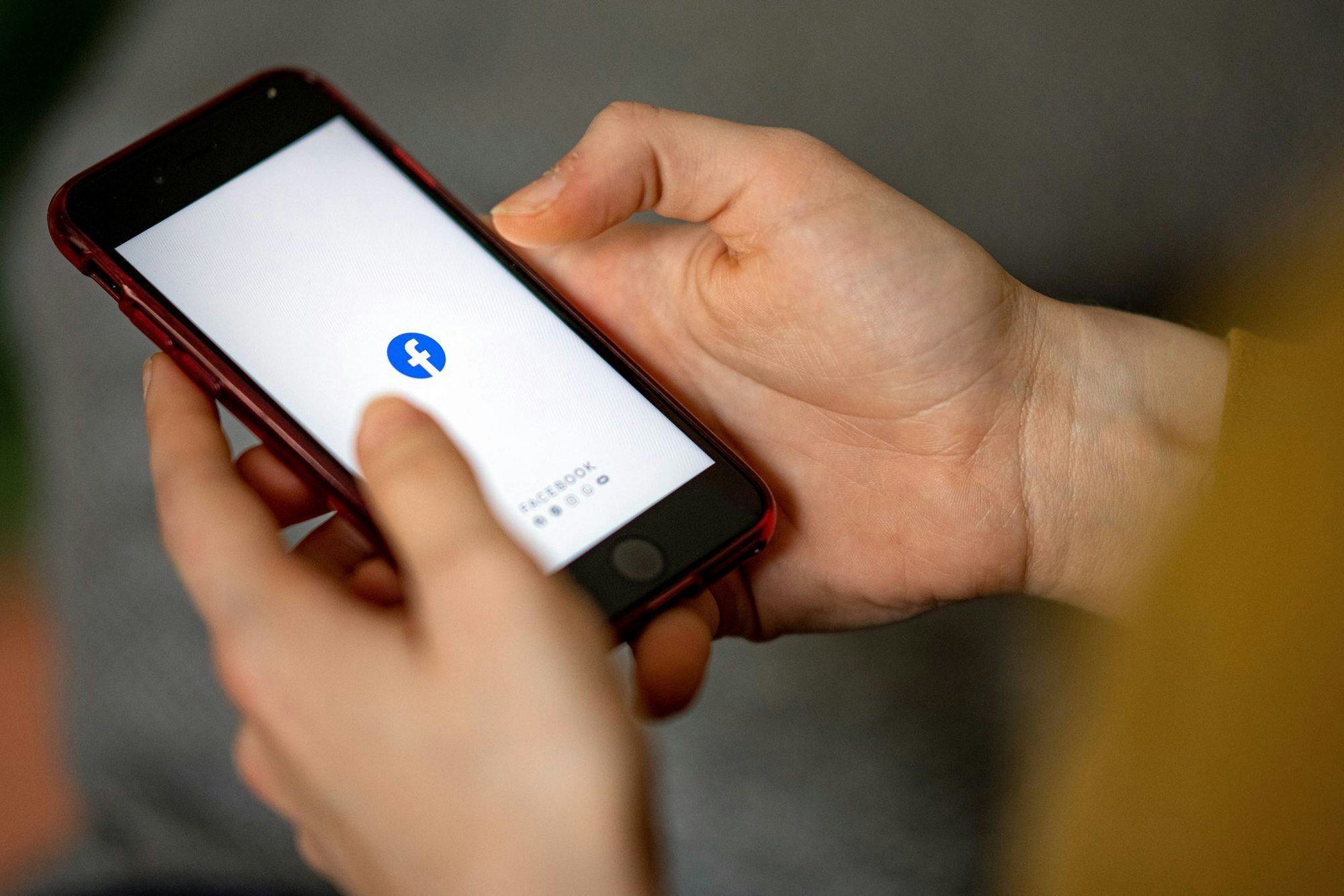Mit gefälschten Angeboten für angeblich ermäßigte Fahrkarten oder kostenlose Abos für den ÖPNV versuchen Betrüger auf Facebook derzeit Zahlungsdaten abzugreifen.