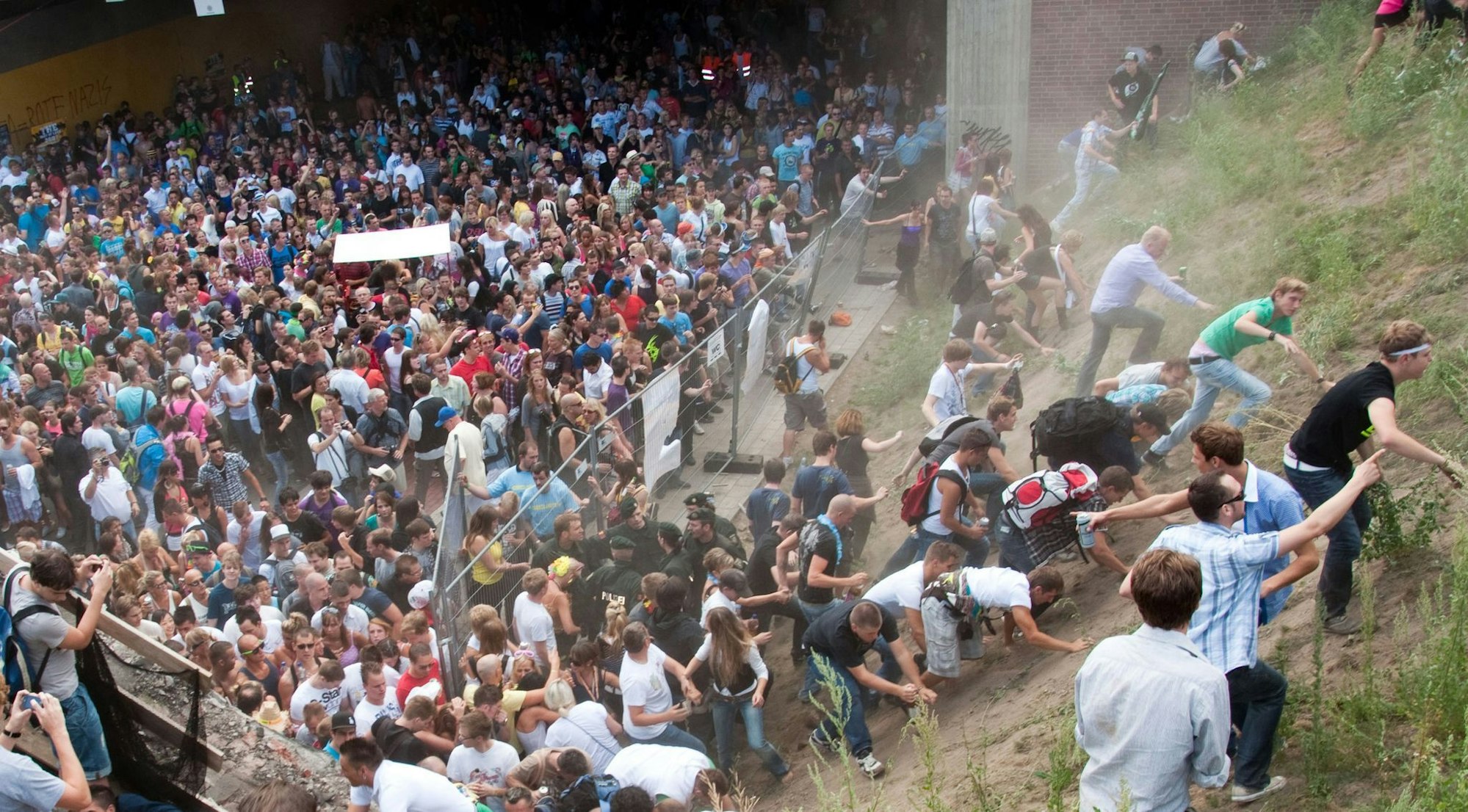 21 Menschen starben in dem Gedränge am einzigen Ein- und Ausgang zur Loveparade, mehr als 500 wurden verletzt. (Archivbild)