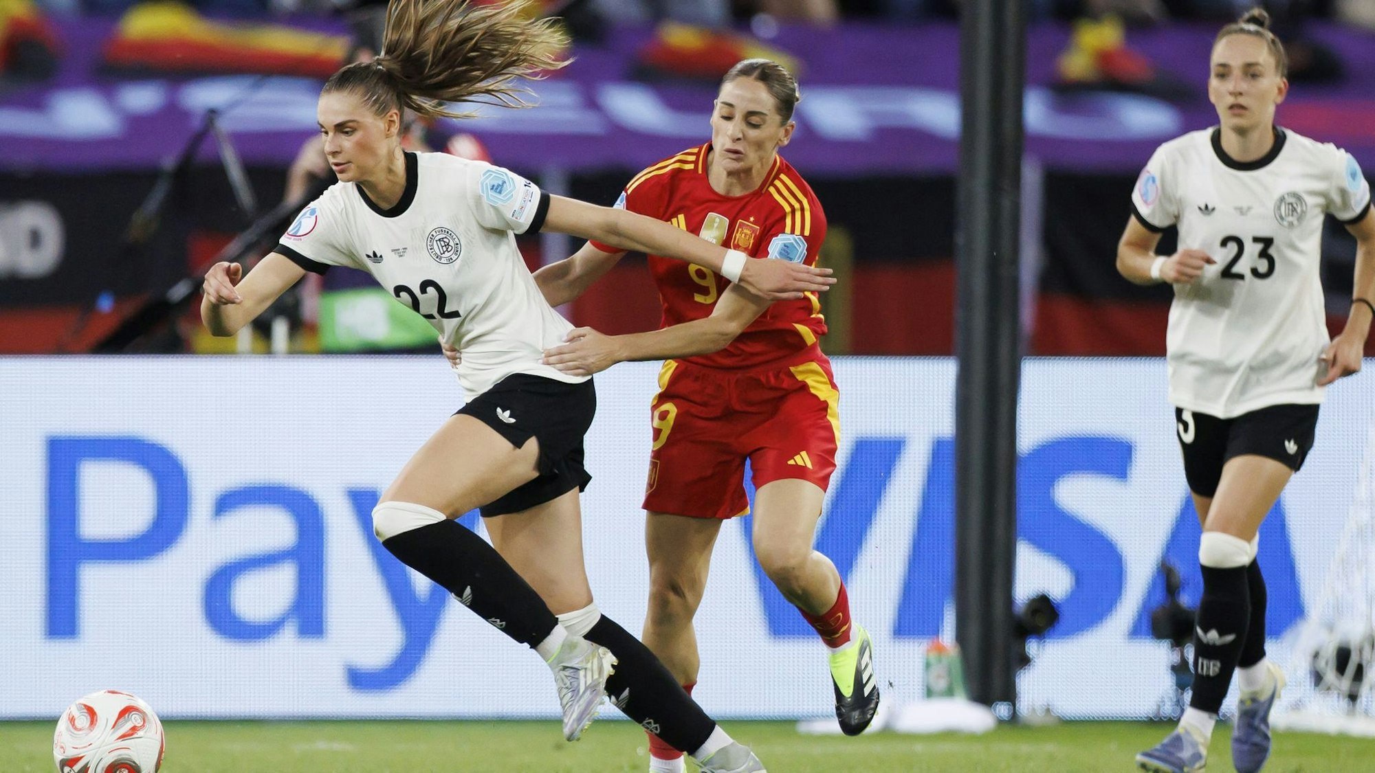 Aktivposten im deutschen Spiel: Jule Brand (l).