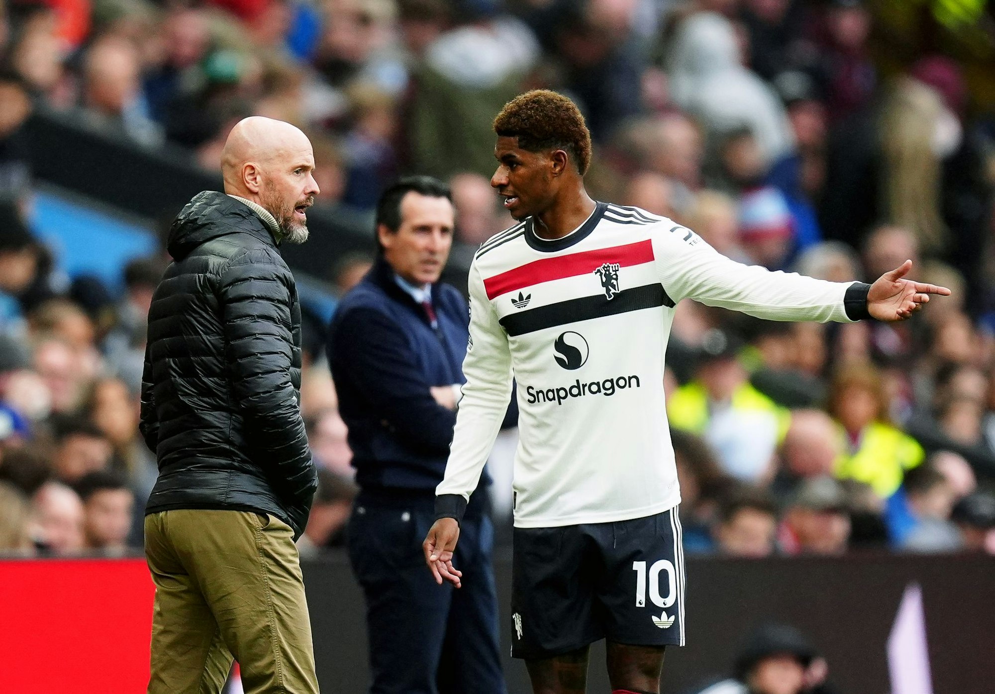 Marcus Rashford (r) und Manchester Uniteds damaliger Trainer Erik ten Hag.