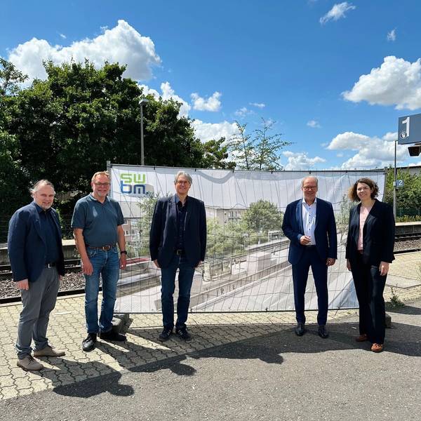 Das Bild zeigt ein Gruppenfoto (v.l.n.r.): Christoph Schwietering (Ingenieurbüro Schwietering), Dieter Flatten (Technischer Leiter Stadtwerke Bergheim), Michael Robens (Geschäftsführer Stadtwerke Bergheim), Volker Mießeler (Bürgermeister Kreisstadt Bergheim).