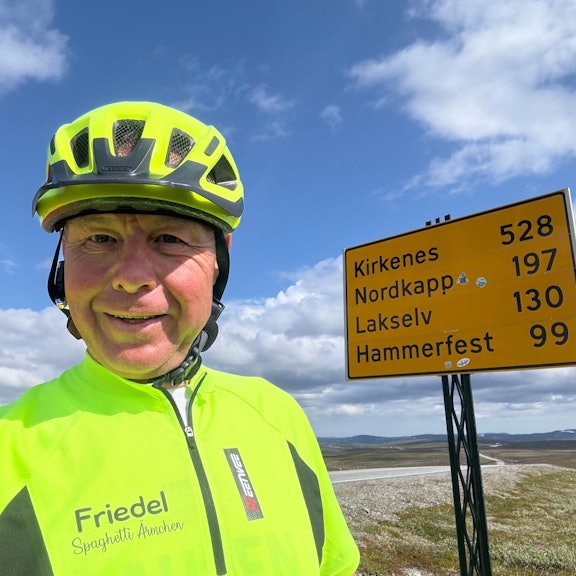 Friedel Eckenroth steht vor einem Ortsschild.