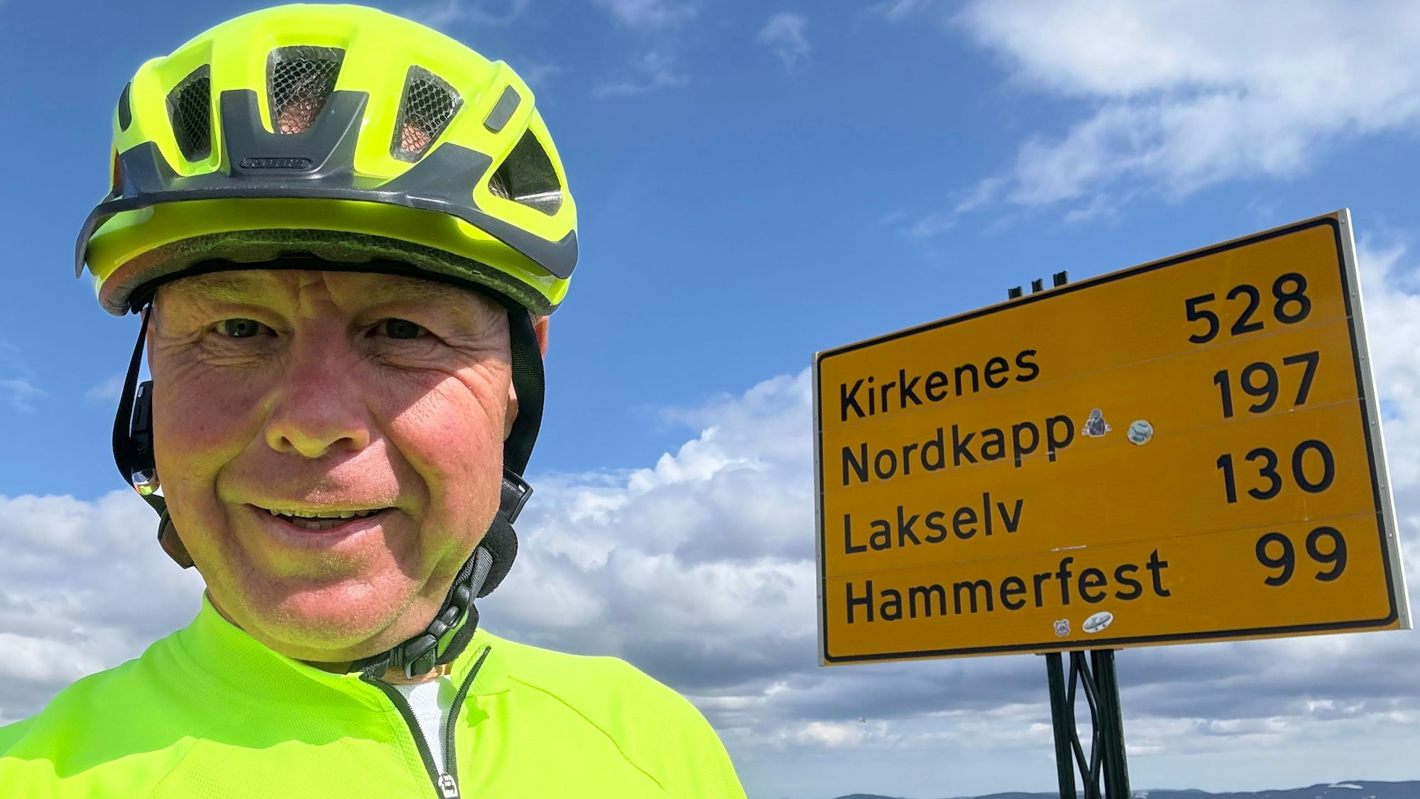 Friedel Eckenroth steht vor einem Ortsschild.