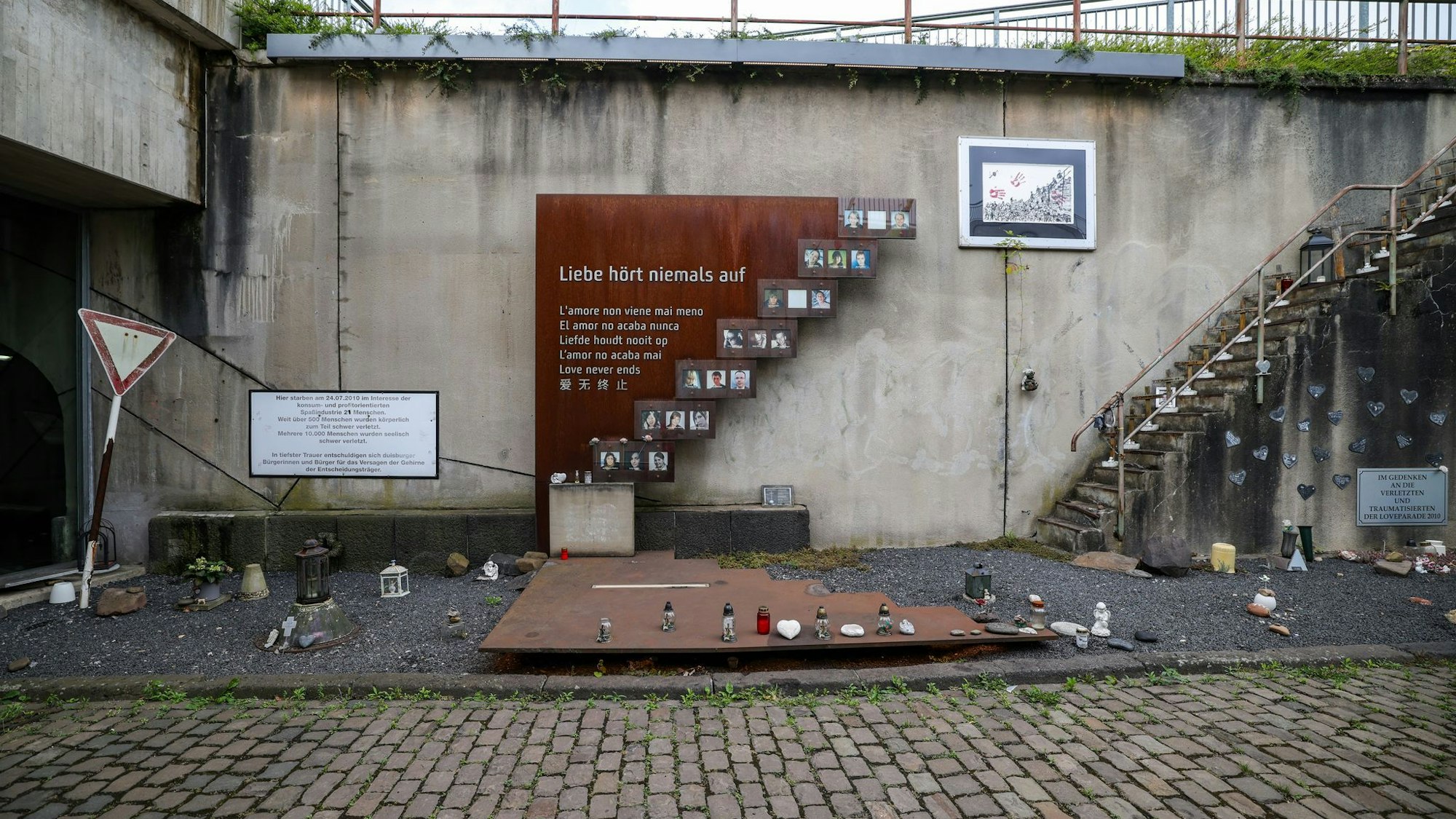 «Liebe hört niemals auf» steht auf der Gedenkstätte für die Opfer der Loveparade-Katastrophe.