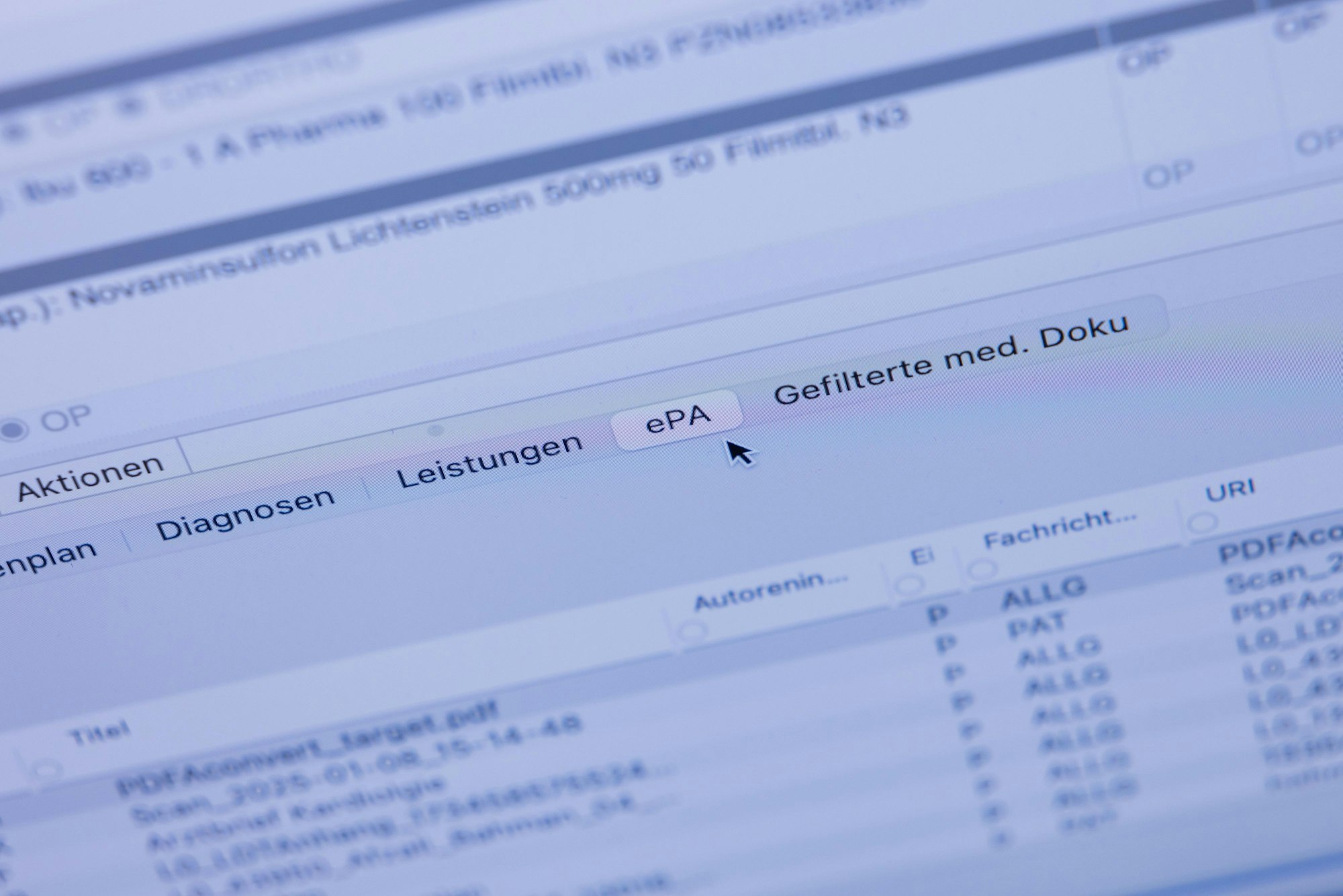 in Reiter ePa mit einer Patientenakte ist auf dem Monitor eines Arztes in der Arztpraxis Praxis am Königsforst bei einer Demonstration der elektronischen Patientenakte „ePA“ zu sehen.