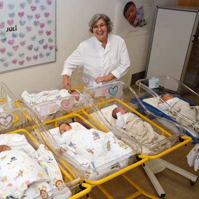 Sieben der zehn am Montag (21. Juli 2025) Neugeborenen wollten später dann auch gern auf ein schönes Erinnerungsfoto mit Anja Weishap, der Chefärztin der Geburtshilfe im Gummersbacher Kreiskrankenhaus.