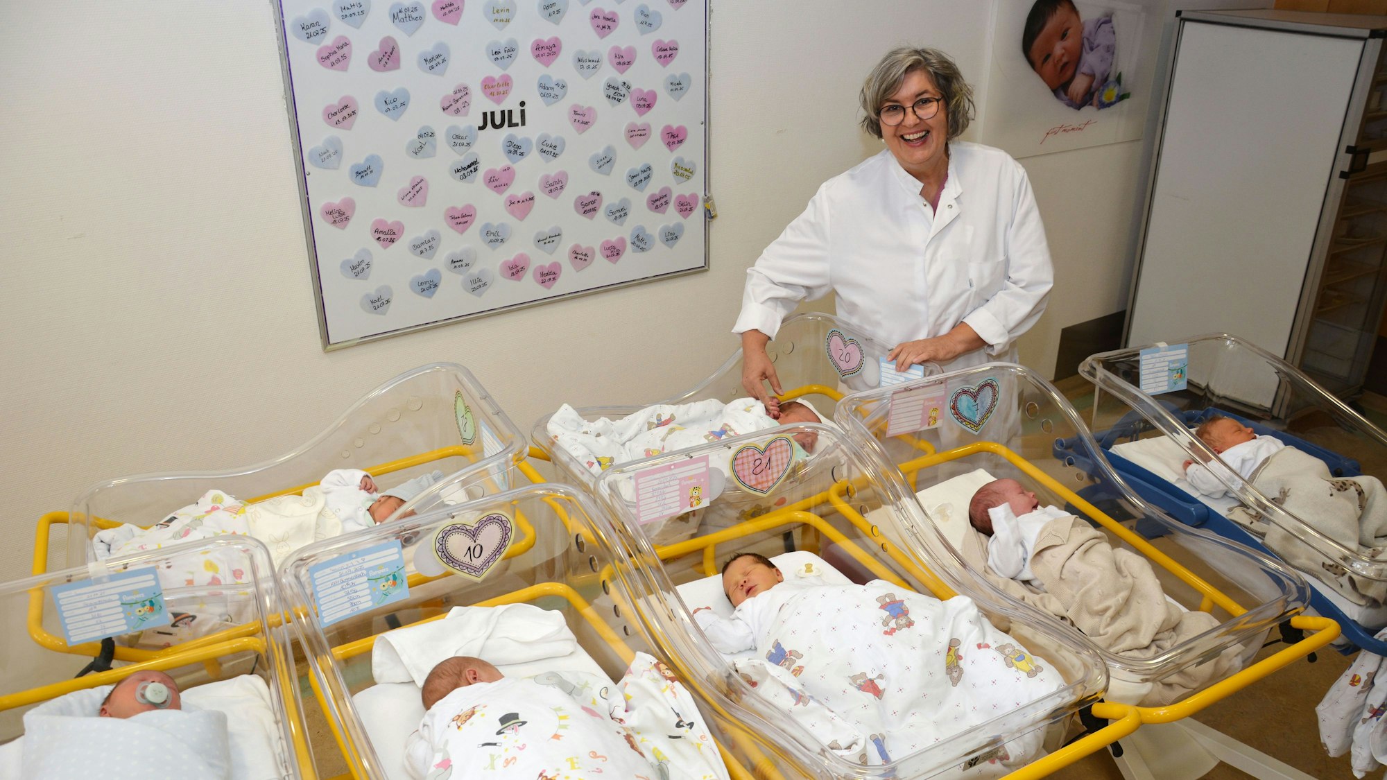 Sieben der zehn am Montag (21. Juli 2025) Neugeborenen wollten später dann auch gern auf ein schönes Erinnerungsfoto mit Anja Weishap, der Chefärztin der Geburtshilfe im Gummersbacher Kreiskrankenhaus.