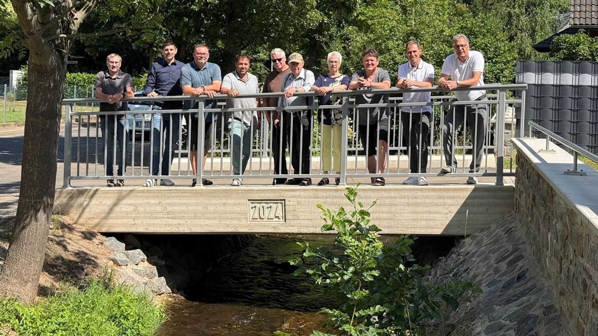 Zufrieden zeigten sich alle Beteiligten beim Ortstermin an einer der beiden neuen Rotbach-Brücken auf der Alten Bachstraße in Schwerfen.