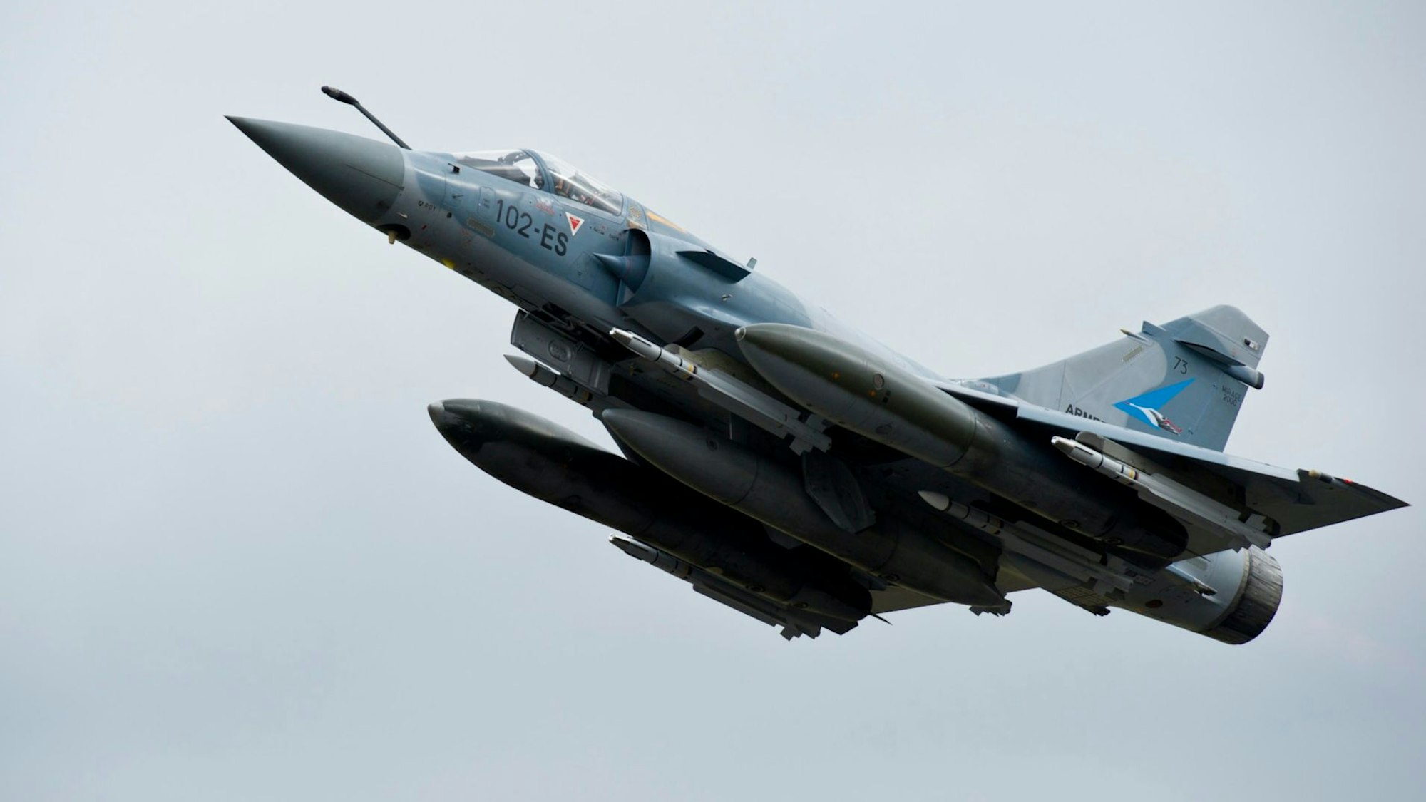 ARCHIV - 18.03.2011, Frankreich, Dijon: Ein französischer Jet vom Typ Mirage 2000-5 fliegt am 19.03.2011 von der Heimatbasis in Dijon nach Libyen, um über dem nordafrikanischen Land ein Flugverbot durchzusetzen. Die Ukraine hat erste Mirage-Kampfjets von Frankreich erhalten. Anthony Jeuland/Ministère de la Défense (zu dpa: «Selenskyj meldet Verlust von französischem Mirage-Kampfjet») Foto: Anthony Jeuland/dpa +++ dpa-Bildfunk +++