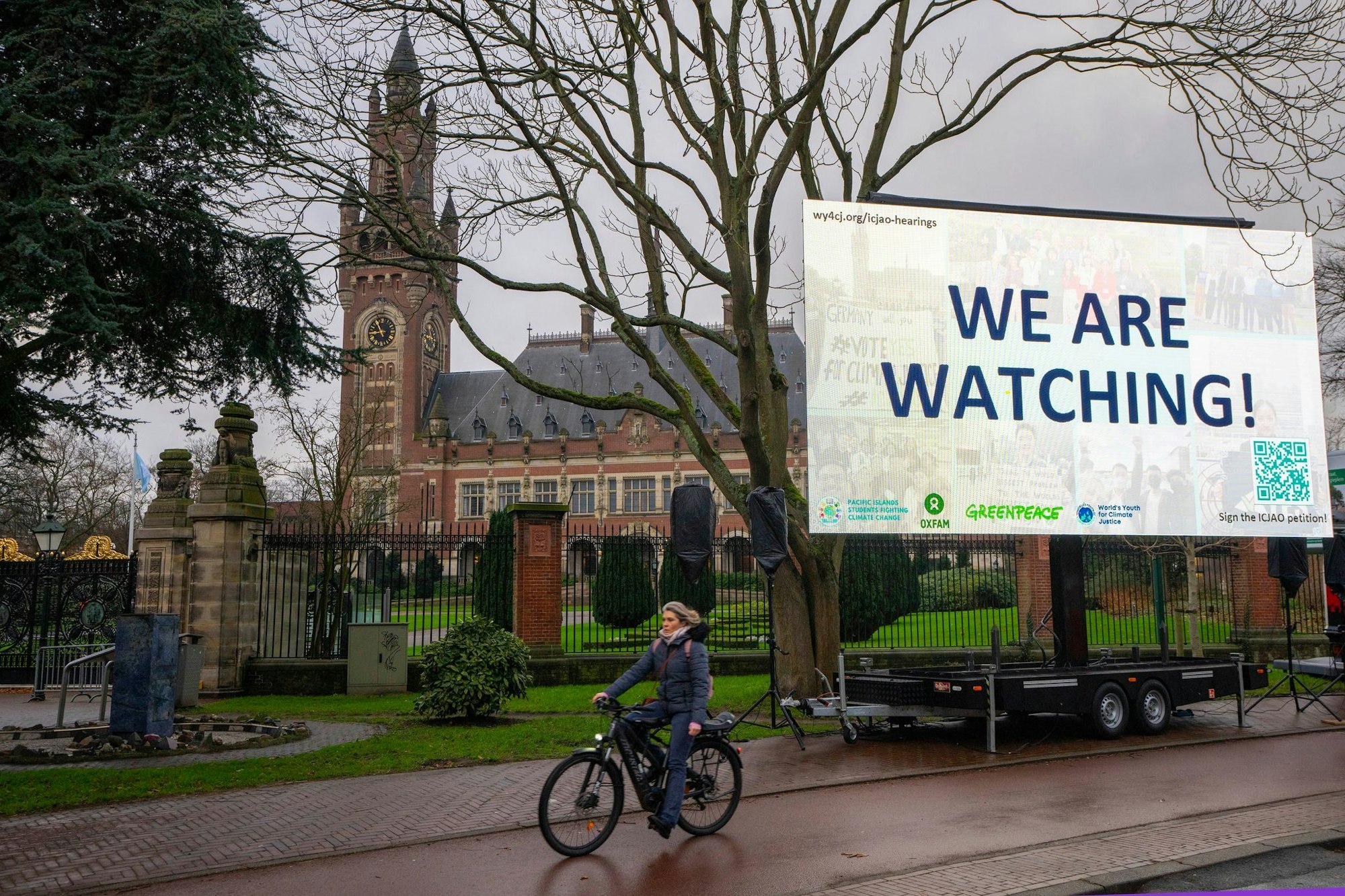 «We are Watching!» ist auf einem Plakat vor dem Internationalen Gerichtshof zu lesen: Das höchste UN-Gericht hat sich mit Klimaschutz befasst. (Archivbild)