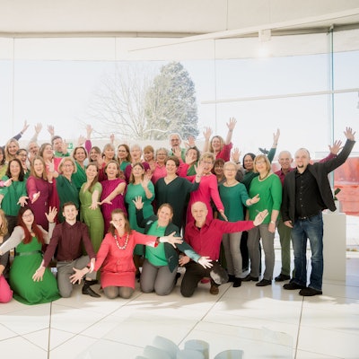 Auf dem Bild sind die Chormitglieder in bunten Anziehsachen zu sehen.