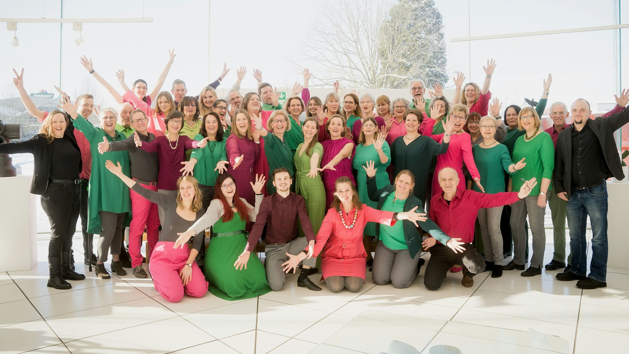 Auf dem Bild sind die Chormitglieder in bunten Anziehsachen zu sehen.