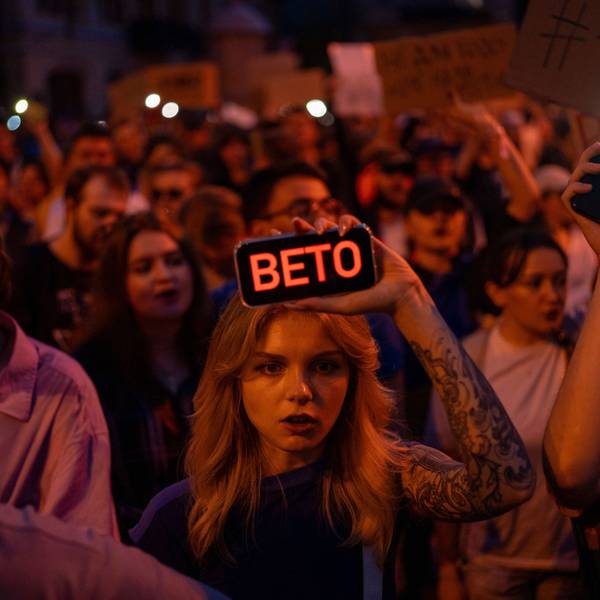 22.07.2025, Ukraine, Kiew: Eine Frau hält während des Protests gegen ein Gesetz, das die Unabhängigkeit von Organen zur Korruptionsbekämpfung beschränkt, ein Telefon mit der Aufschrift „Veto“. Foto: Alex Babenko/AP/dpa +++ dpa-Bildfunk +++
