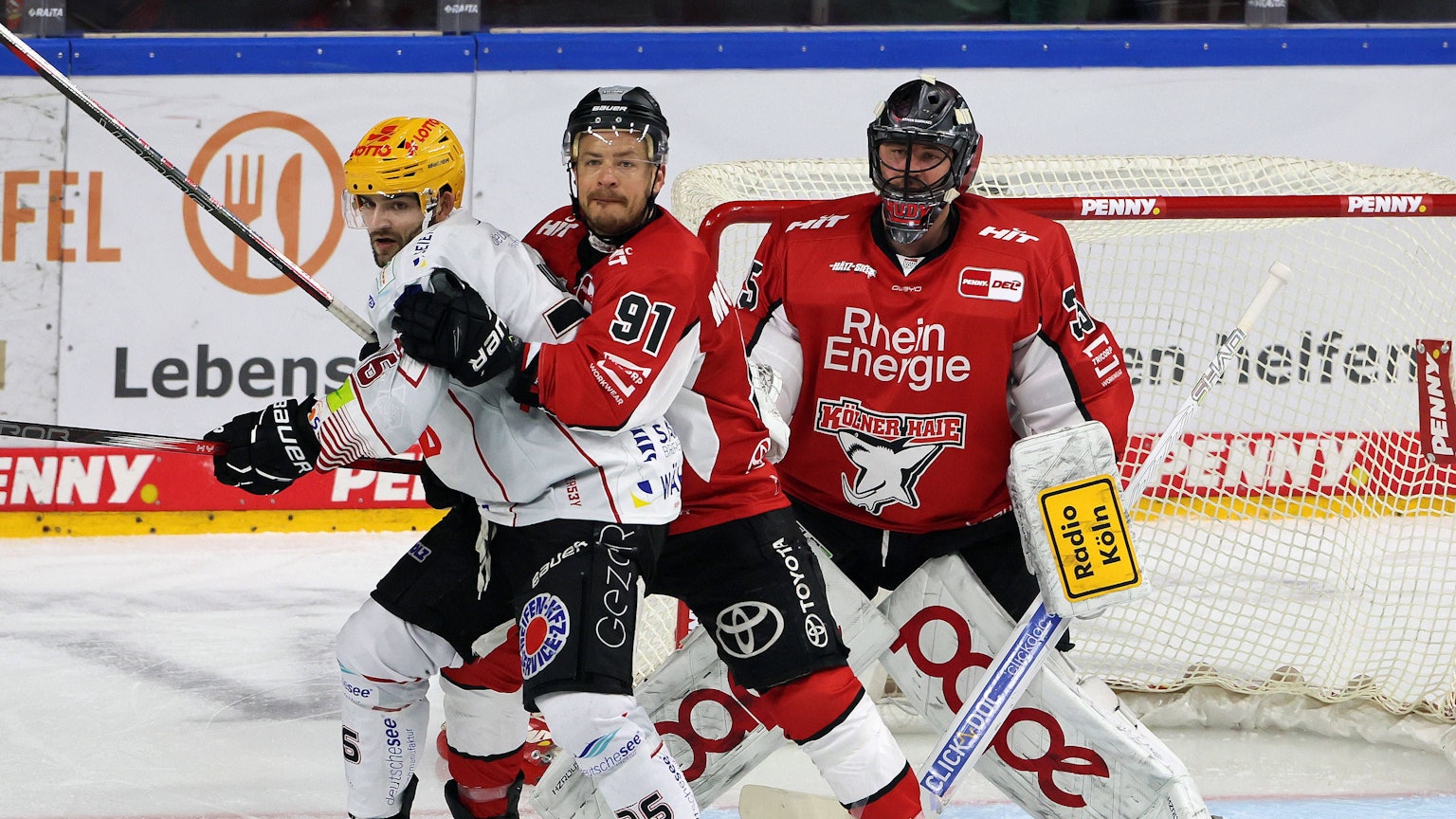 Playoff-Viertelfinale: Bremerhavens Stürmer Dominik Uher im Duell mit Haie-Kapitän Moritz Müller.