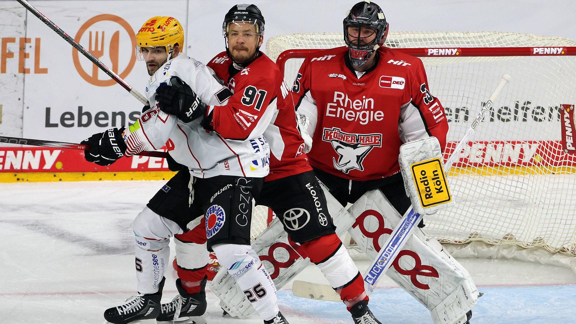 Playoff-Viertelfinale: Bremerhavens Stürmer Dominik Uher im Duell mit Haie-Kapitän Moritz Müller.