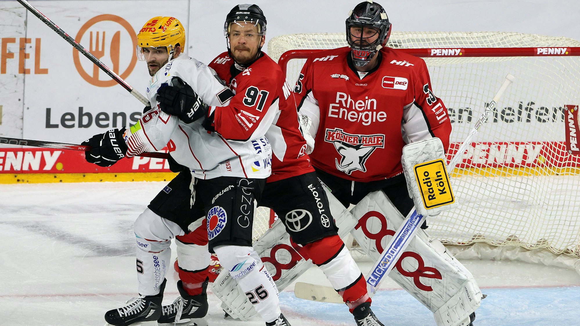 Playoff-Viertelfinale: Bremerhavens Stürmer Dominik Uher im Duell mit Haie-Kapitän Moritz Müller.