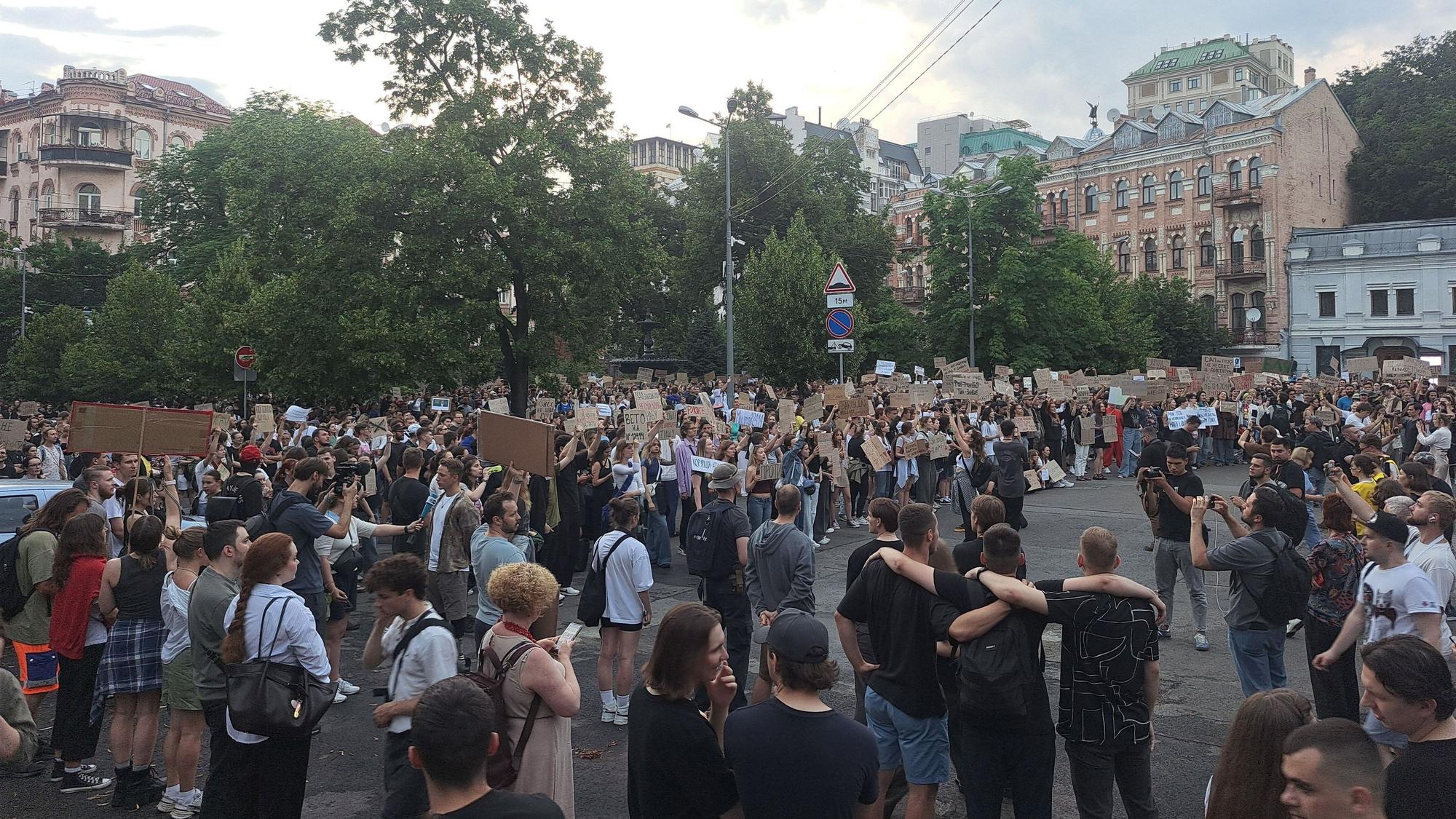 22.07.2025, Ukraine, Kiew: Trotz geltenden Kriegsrechts demonstrieren Hunderte Ukrainer spontan gegen ein Gesetz, das die Unabhängigkeit von Organen zur Korruptionsbekämpfung beschränkt. Sie fordern von Präsident Selenskyj ein Veto. Foto: Andreas Stein/dpa +++ dpa-Bildfunk +++