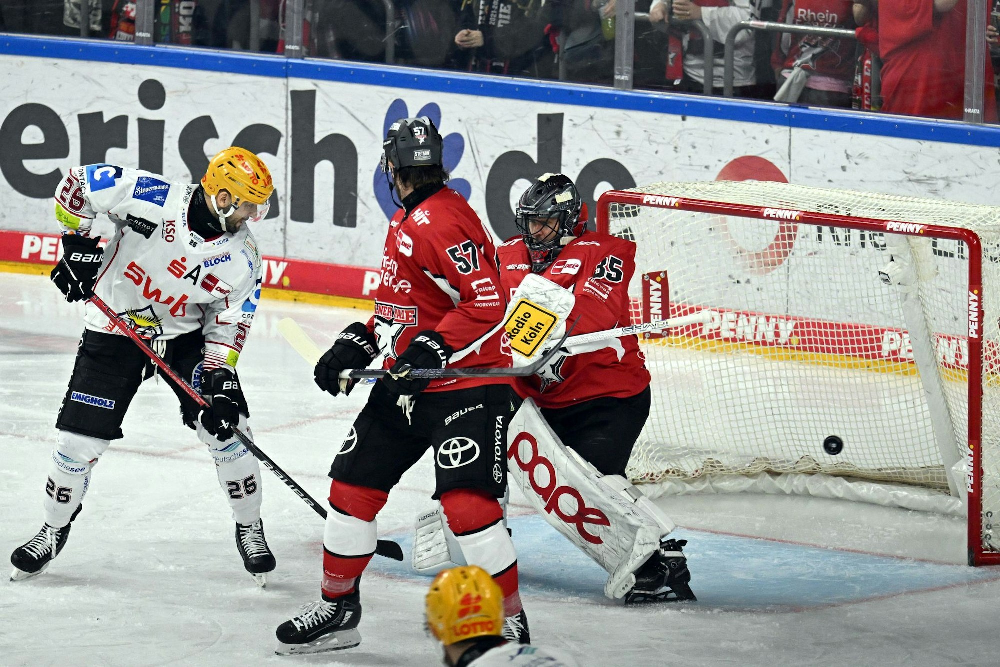 Dominik Uher (l) spielt bald im roten Trikot der Kölner Haie.