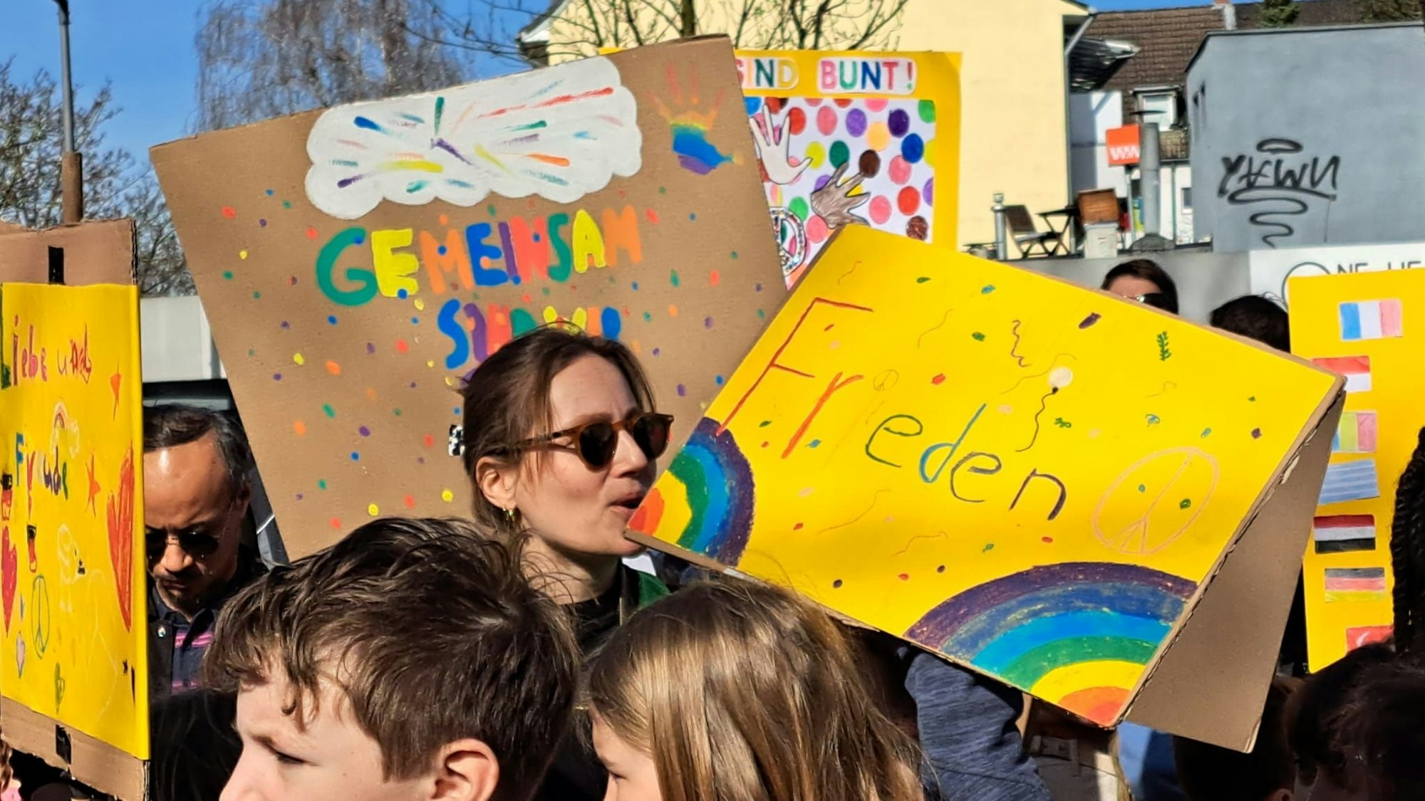 Kinder und Lehrkräfte der Montessori-Grundschule am Pistorhof demonstrieren am Tag gegen Rassismus.