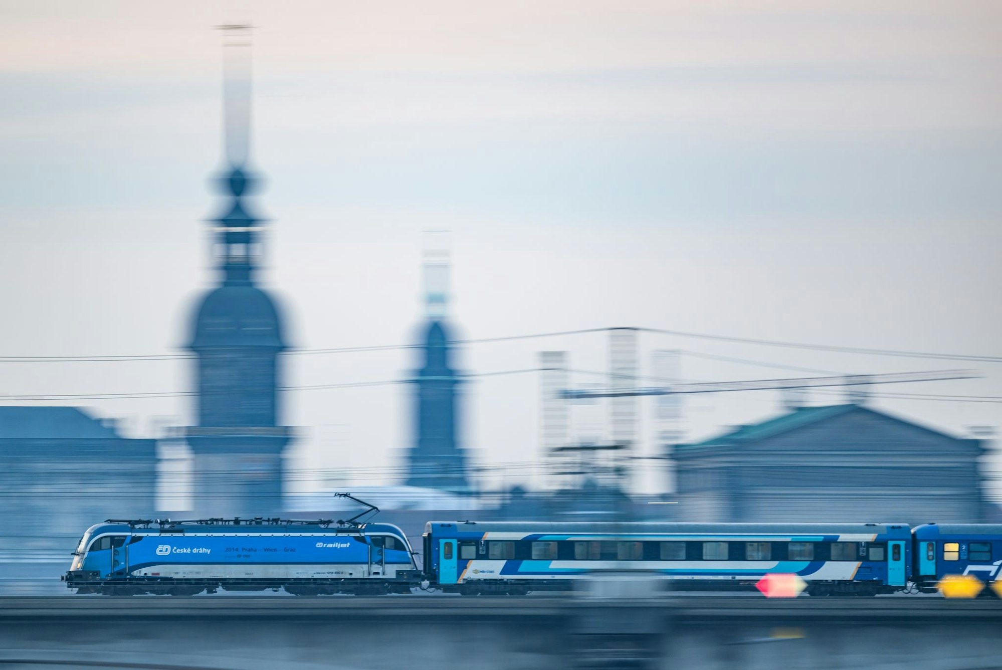 Ein Eurocity-Zug fährt durch Dresden. In einem Teil der Züge wird es weiterhin die beliebten Speisewagen mit frisch gekochtem Essen geben. (Archivbild)