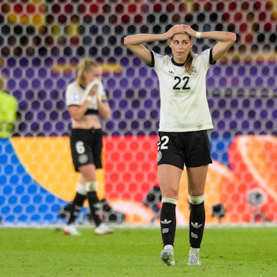 Jule Brand schlägt nach dem Gegentor die Hände über dem Kopf zusammen.