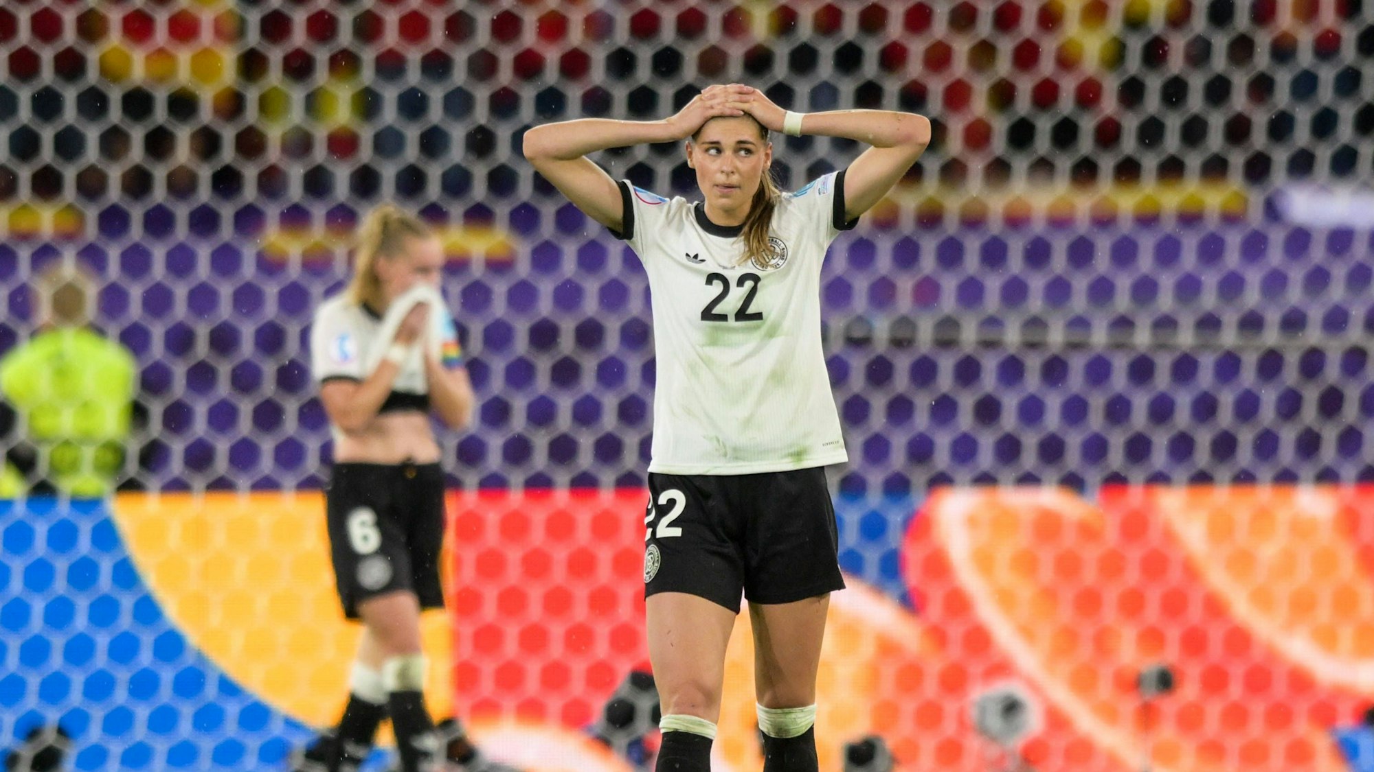 Jule Brand schlägt nach dem Gegentor die Hände über dem Kopf zusammen.