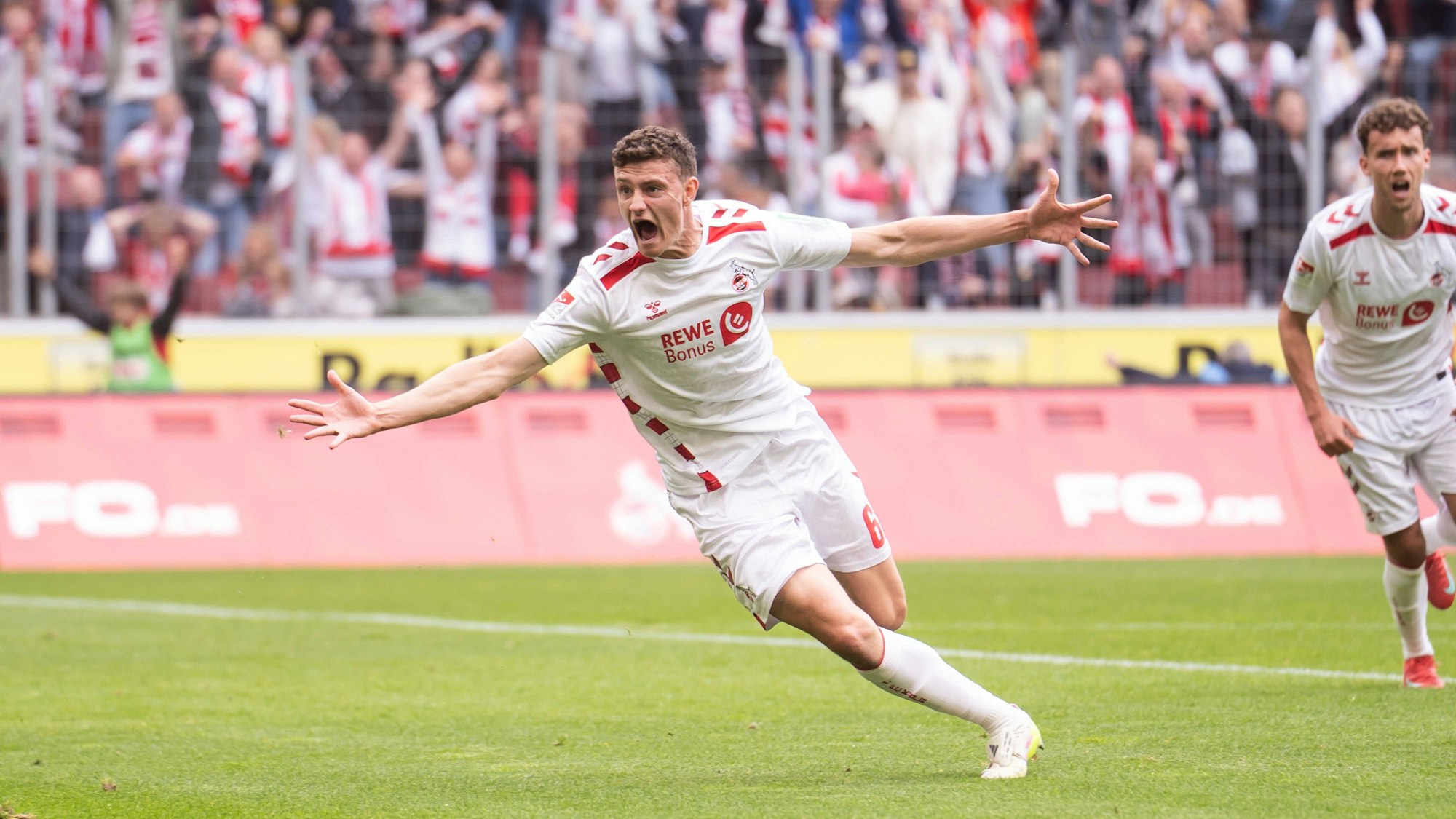 Eric Martel jubelt nach einem Treffer für den 1. FC Köln gegen Kaiserslautern.