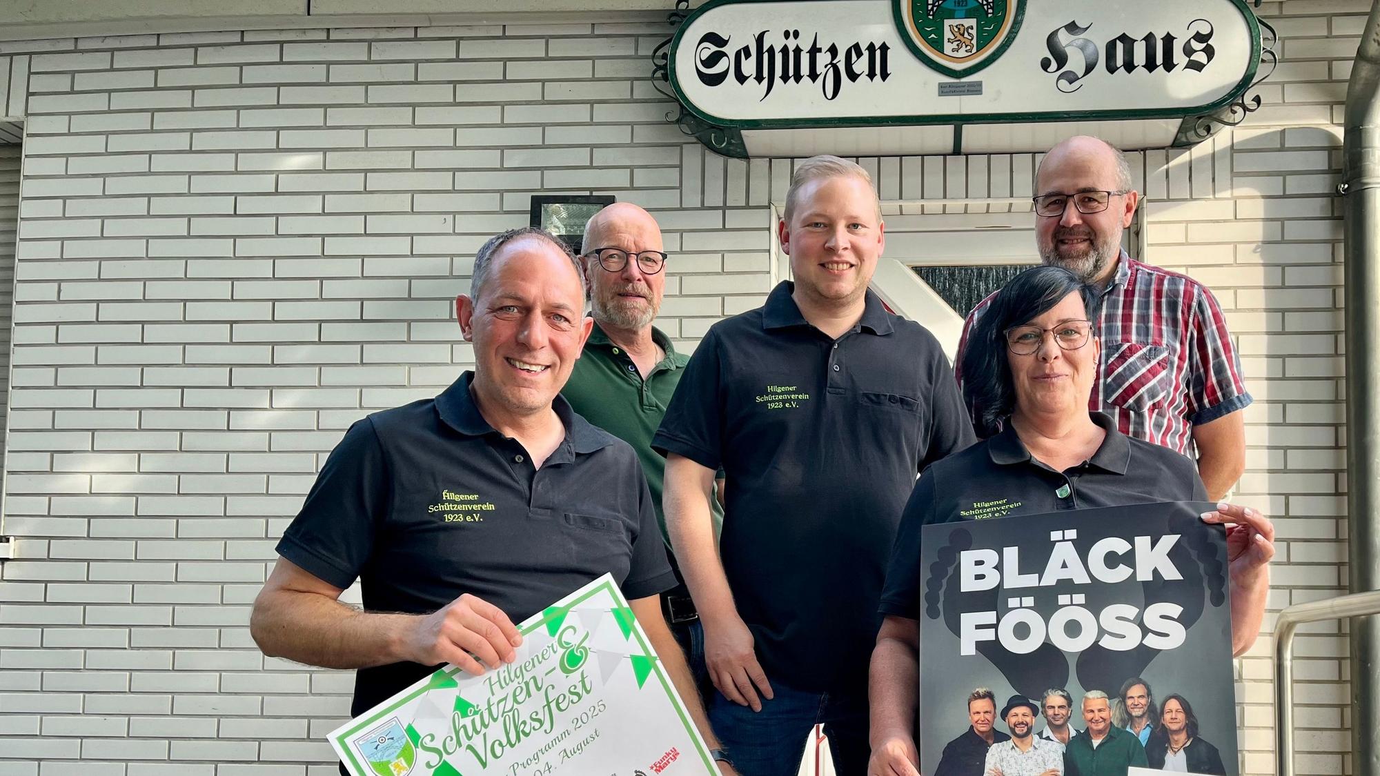 Roger Dabringhaus, Peter Fischer, Kevin Aßmann, Anja Karsch und Ralf Goltermann vor dem Schützenhaus in Hilgen