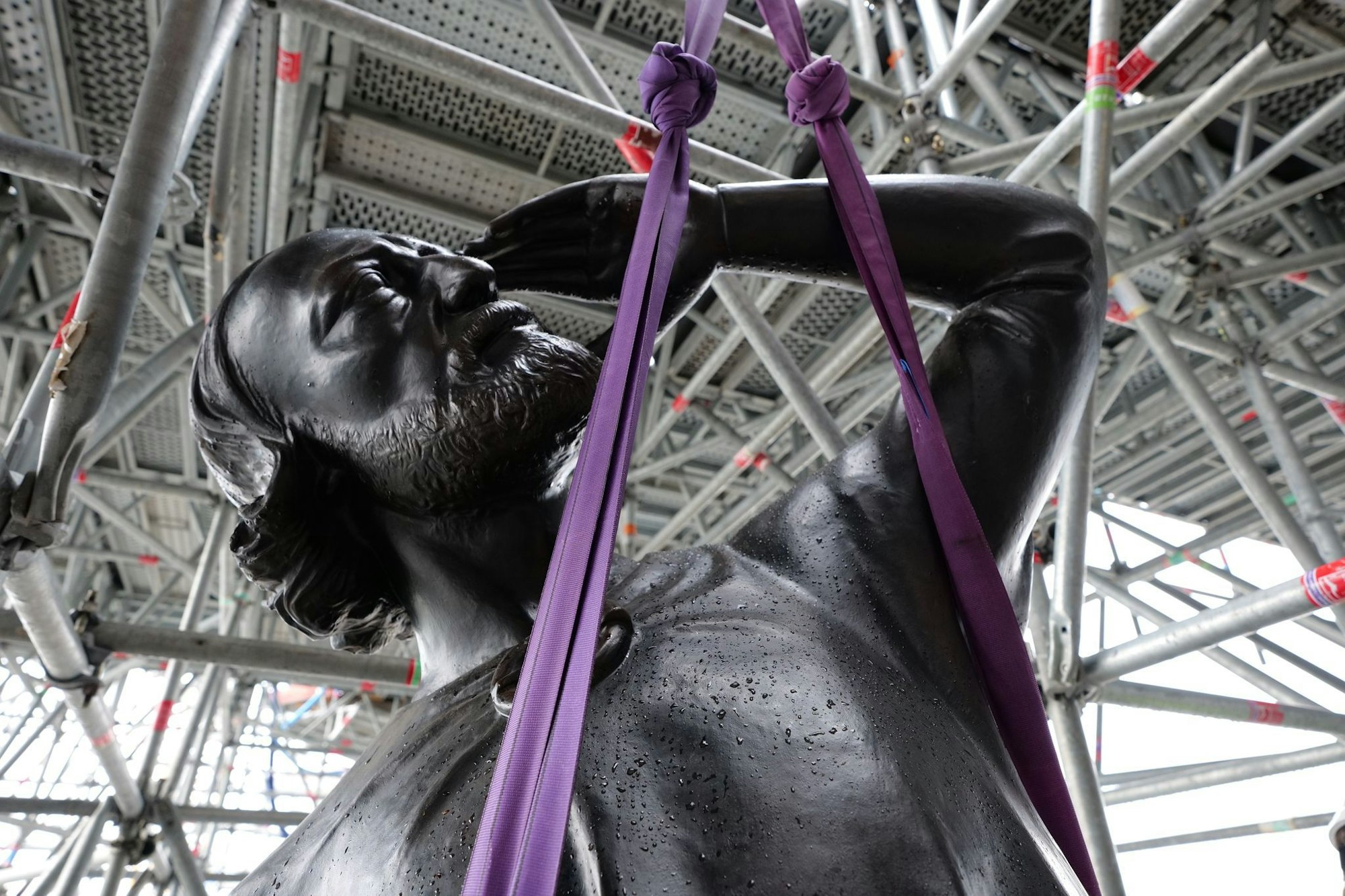 Mit der Rückkehr der Statue des Apostels Thomas ist die Gruppe aus 16 Kupferstatuen am Turm von Eugène Viollet-le-Duc komplett.