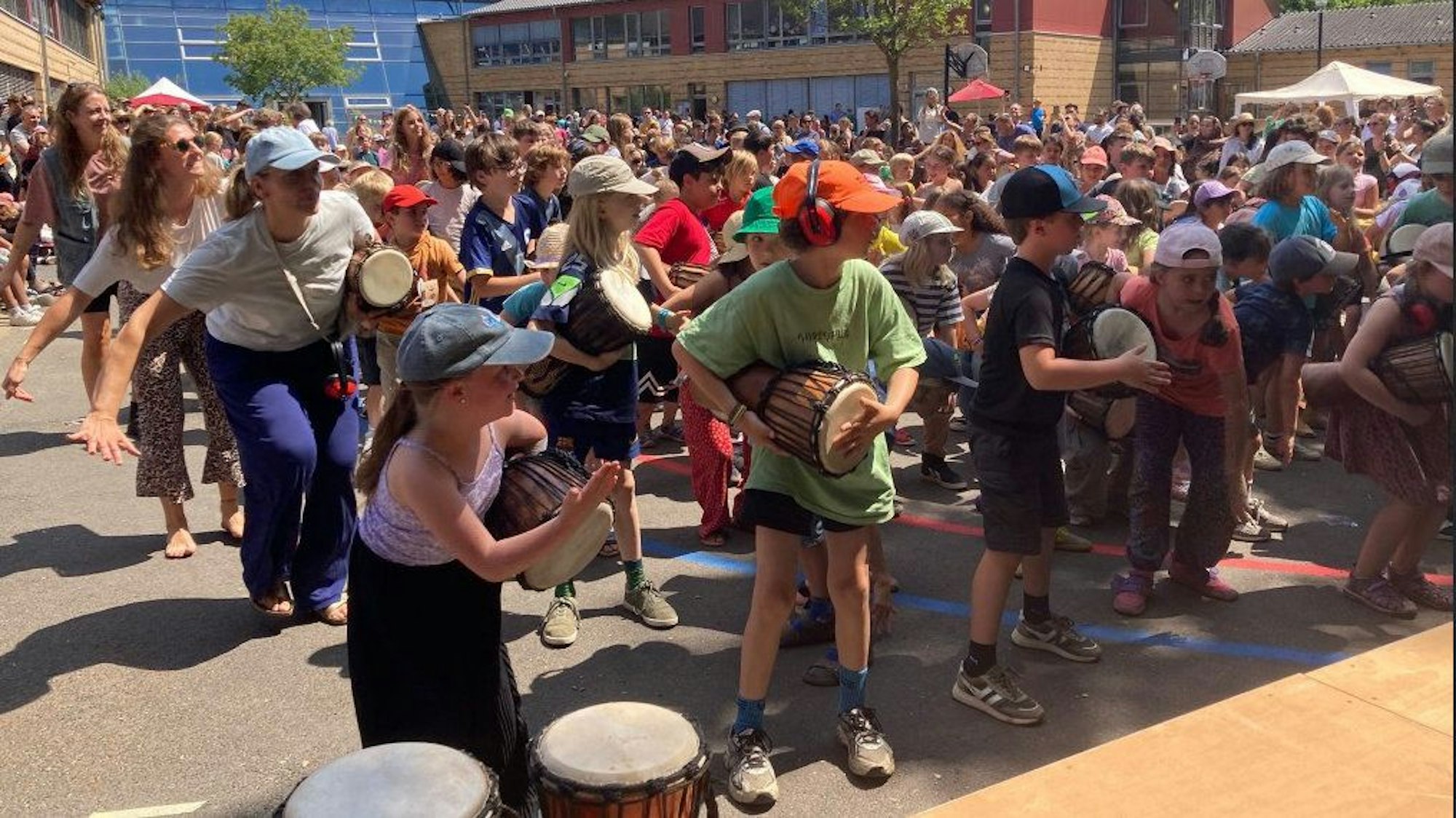Die Montessori-Grundschule bei einem Schulfest.