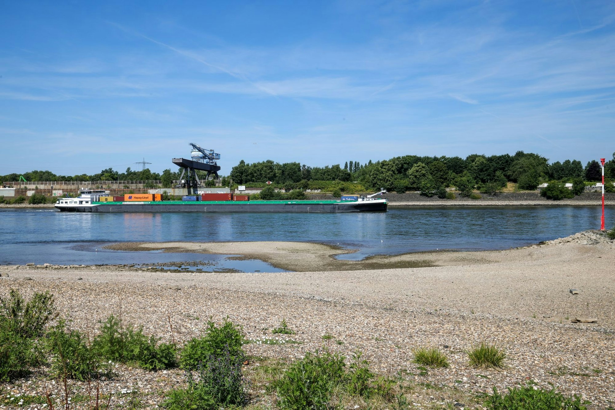Am Rheinufer bei Duisburg haben Spaziergänger ein abgetrenntes Bein gefunden. (Symbolfoto)