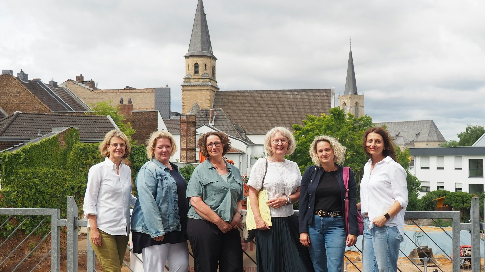 Sechs Frauen stehen vor der Kulisse der Stadt Euskirchen.