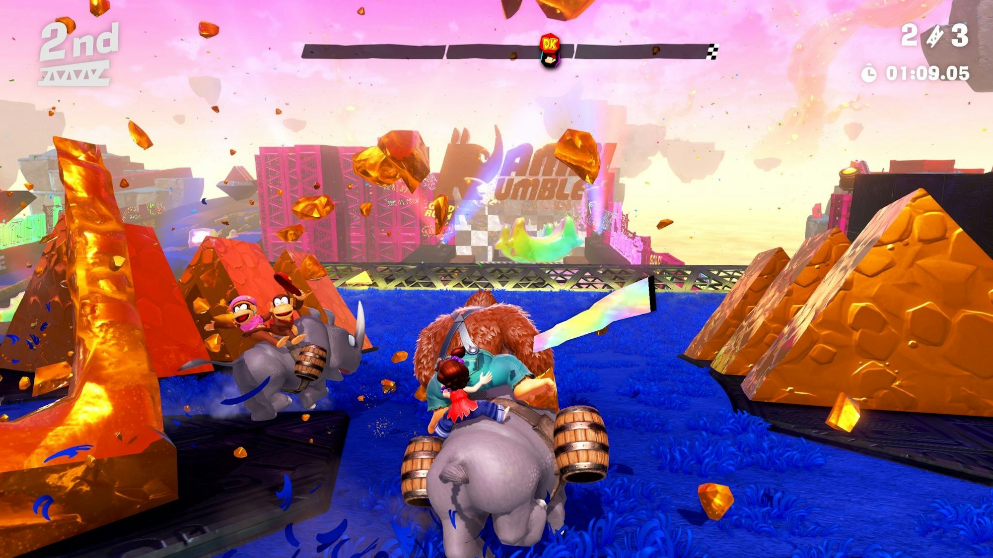 Rasantes Chaos in der Rambi-Rumble-Arena: Donkey Kong und Pauline liefern sich ein wildes Rennen gegen Diddy und Dixie auf ihren Nashörnern.