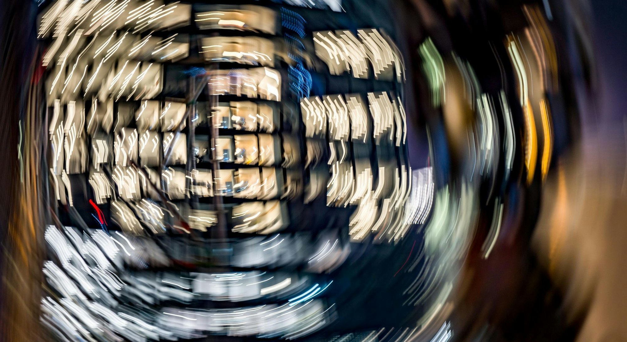 In der Finanz- und Versicherungsbranche wird am häufigsten länegr gearbeitet als vereinbart.