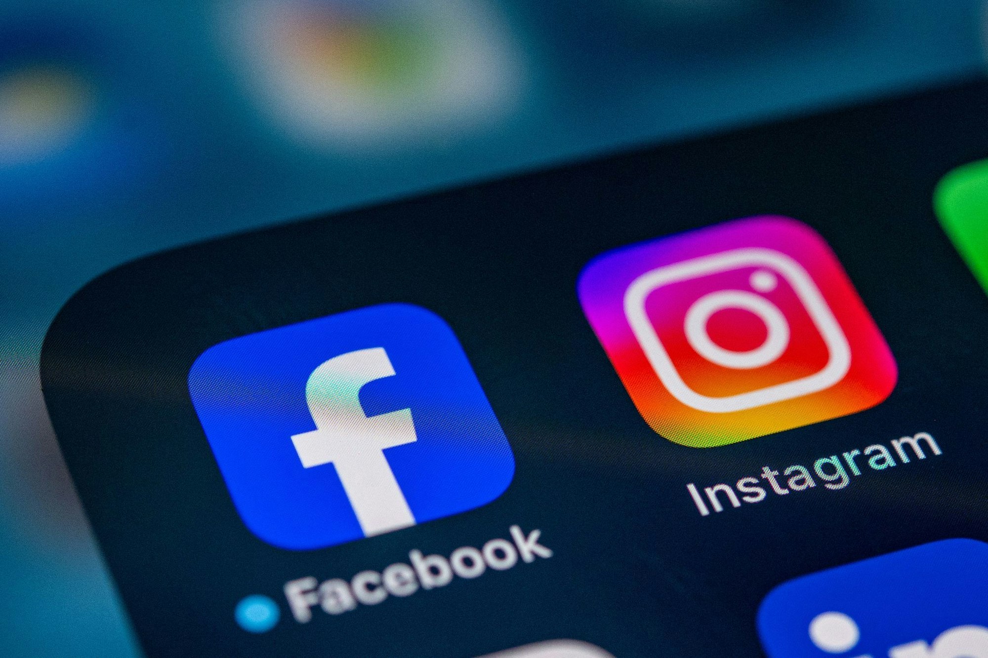 Kritik der Verbrauchschützer: Daten für die personalisierte Werbung sammeln Facebook und Instagram auch, wenn man für werbefreie Dienste bezahlt.