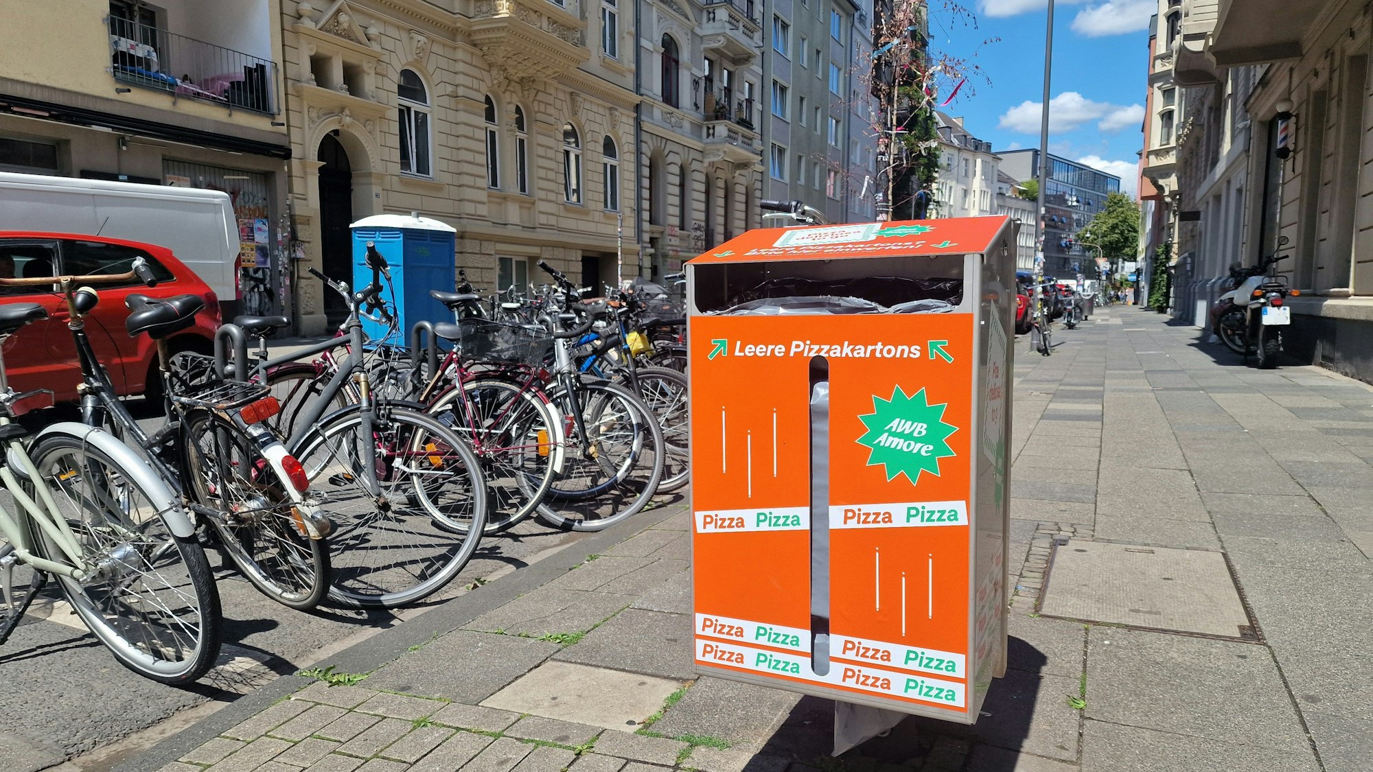 Im Belgischen Viertel steht ein neuer Mülleimer der Stadt für leere Pizzakartons.
