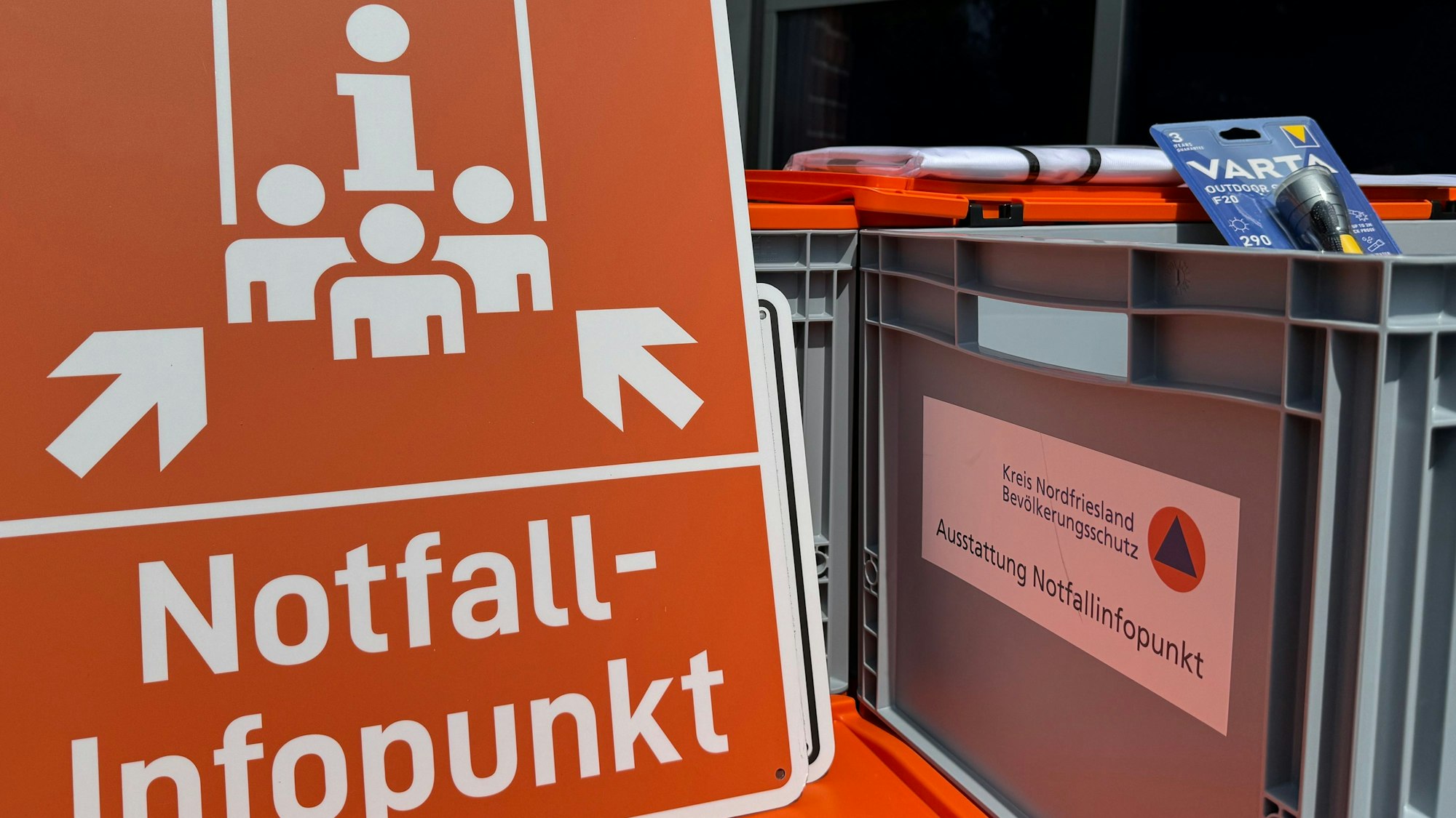 Einen Notfall-Infopunkt hatte die Morsbacher Feuerwehr in ihrem Gerätehaus an der Waldbröler Straße eingerichtet, nachdem in der Gemeinde der Strom ausgefallen war.