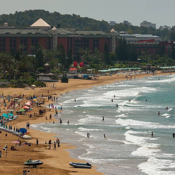 Antalya: Touristen besuchen den Strand von Antalya.