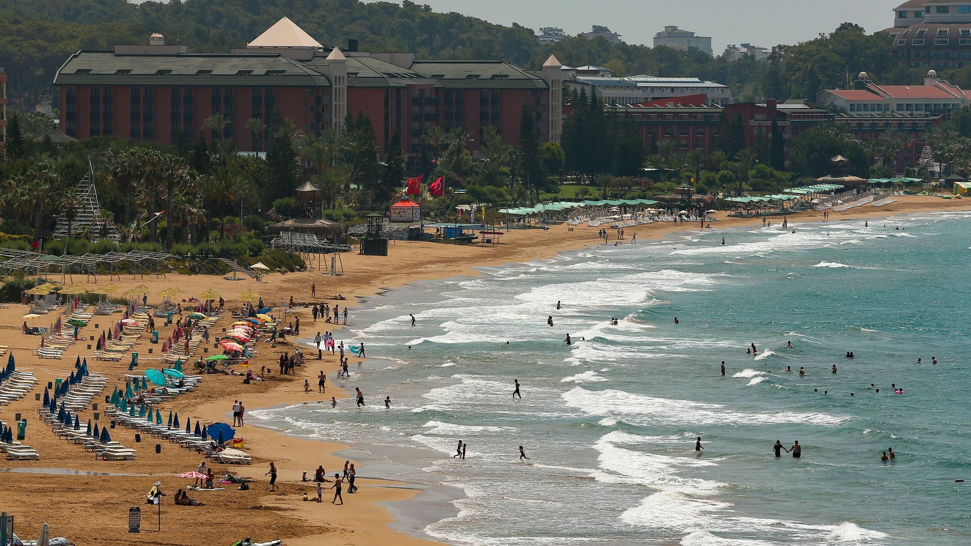 Antalya: Touristen besuchen den Strand von Antalya.