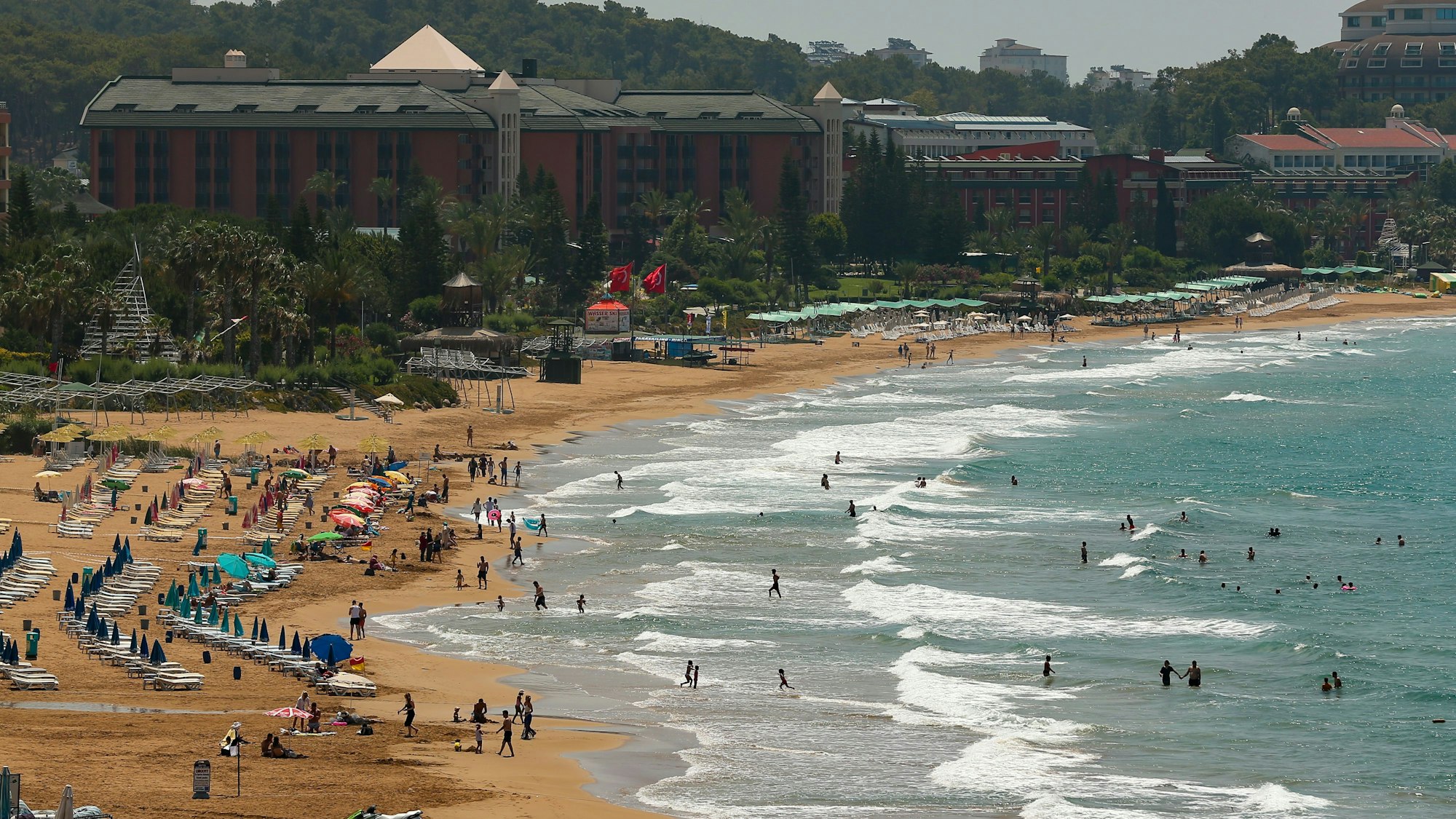 Antalya: Touristen besuchen den Strand von Antalya.