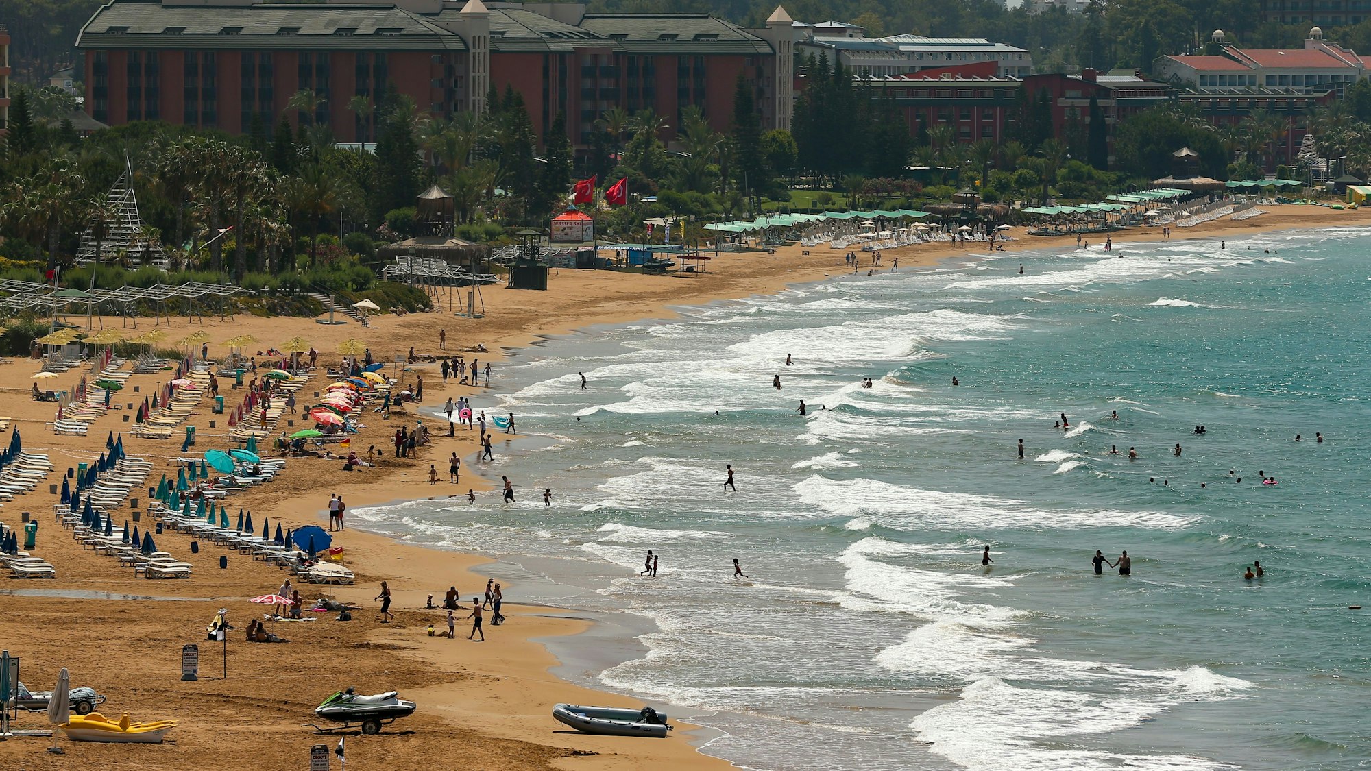 Antalya: Touristen besuchen den Strand von Antalya.